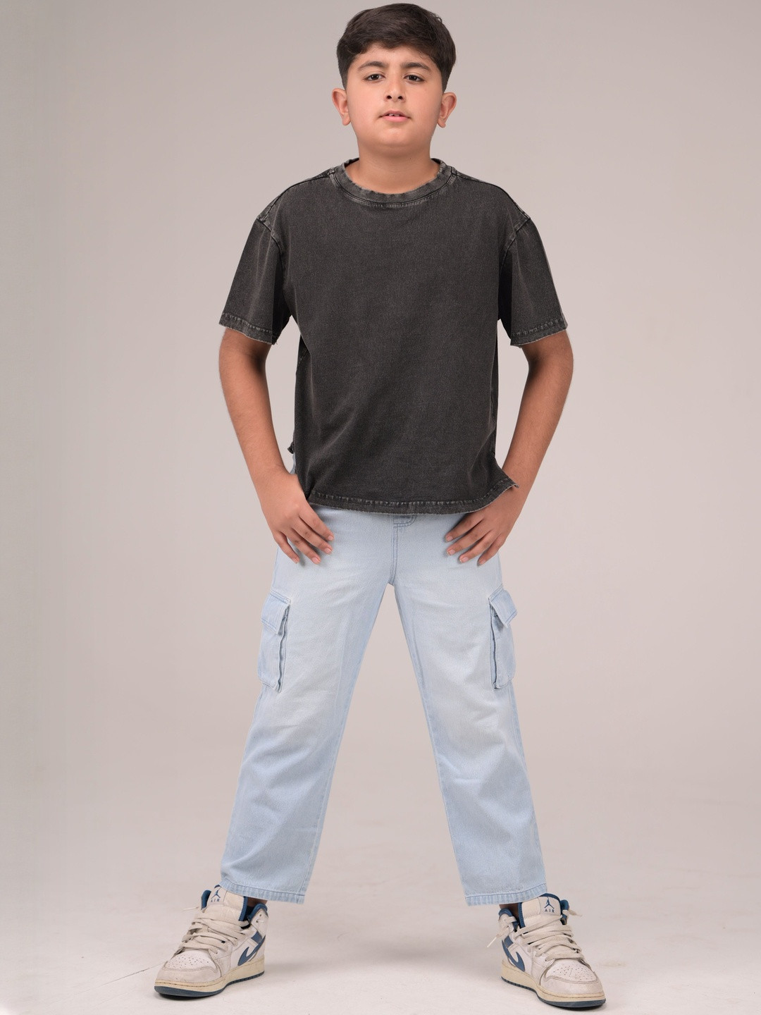 URBAN BUDS Boys Solid Regular Fit Mid-Rise Light Fade Utility Pockets Jeans