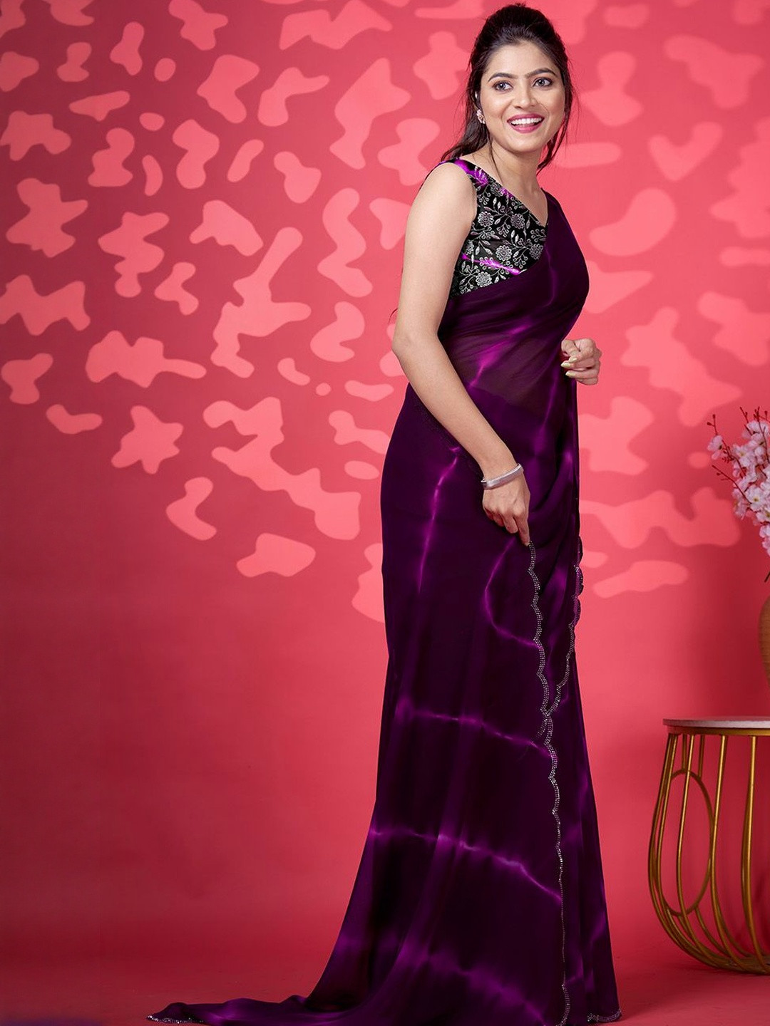 VIRENDRA TEXTILES Women Tie and Dye Dyed Sequinned Maheshwari Saree