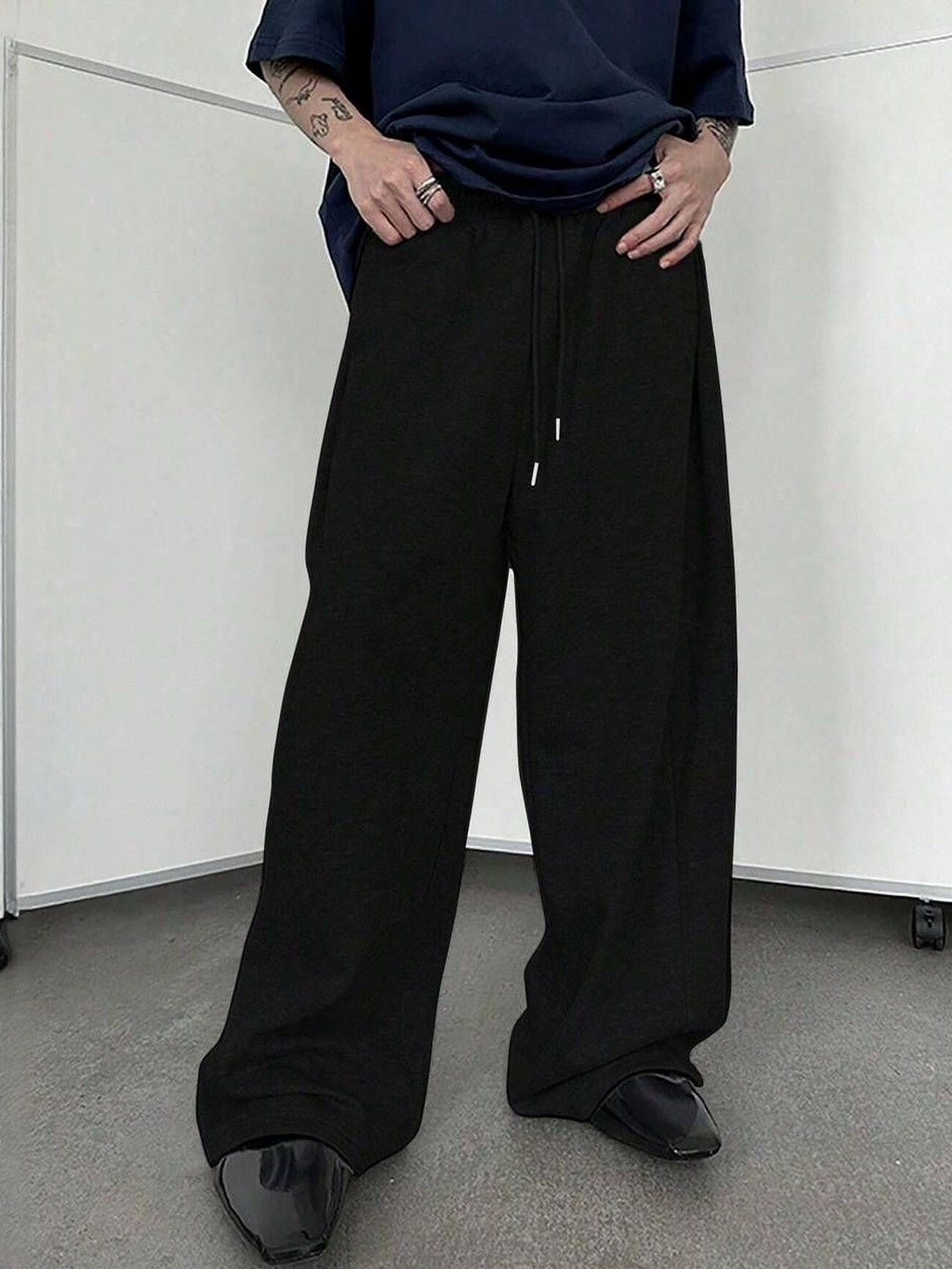 GROOFINGS Men Mid-Rise Easy Wash Cotton Relaxed Fit Trouser