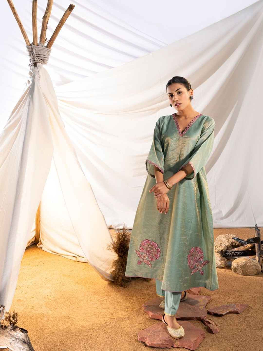 The White Tree Studio Floral Embroidered Regular Thread Work Kurta With Trousers