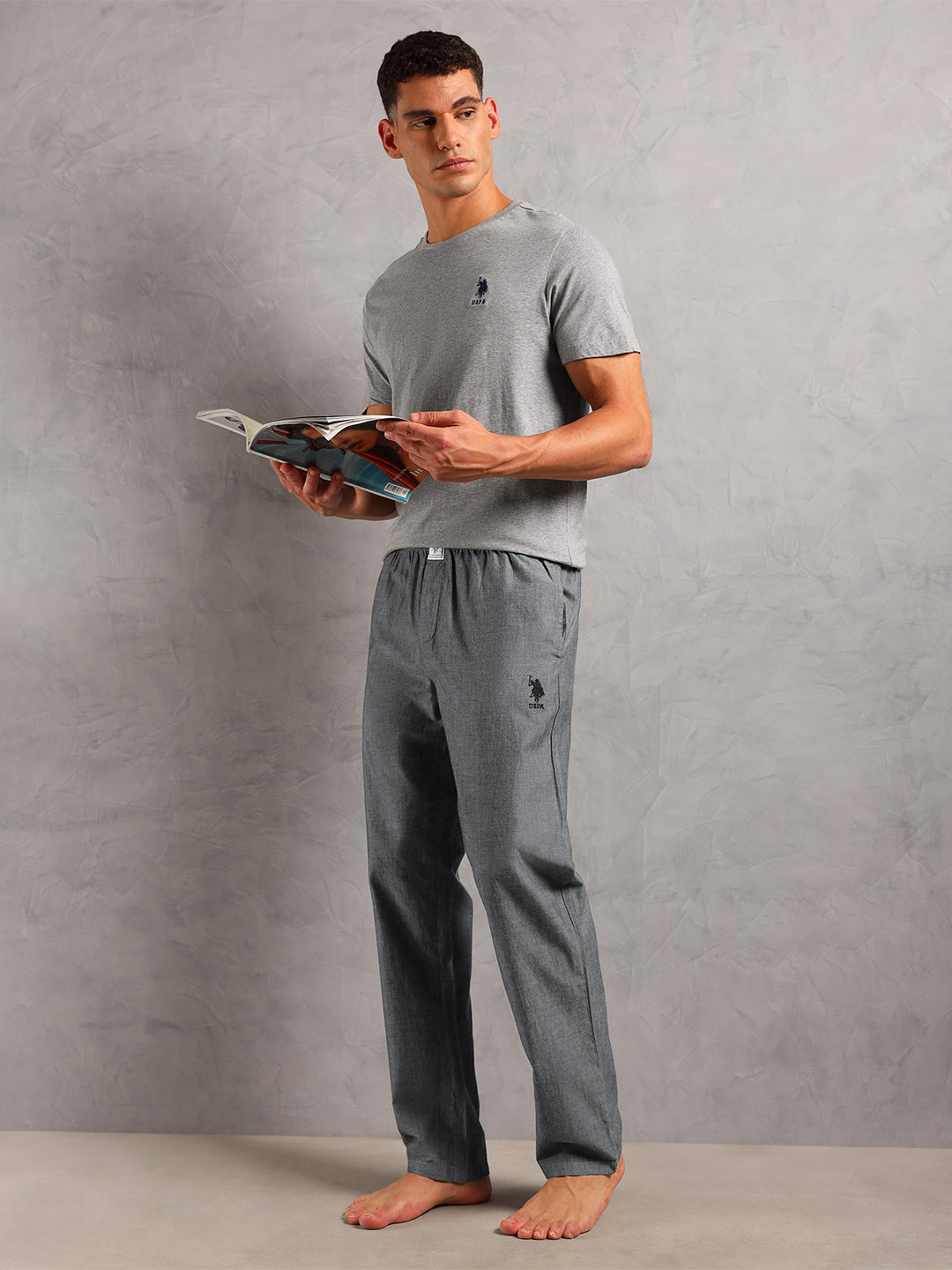 U.S. Polo Assn. Men Solid Pure Cotton T-Shirt & Trousers