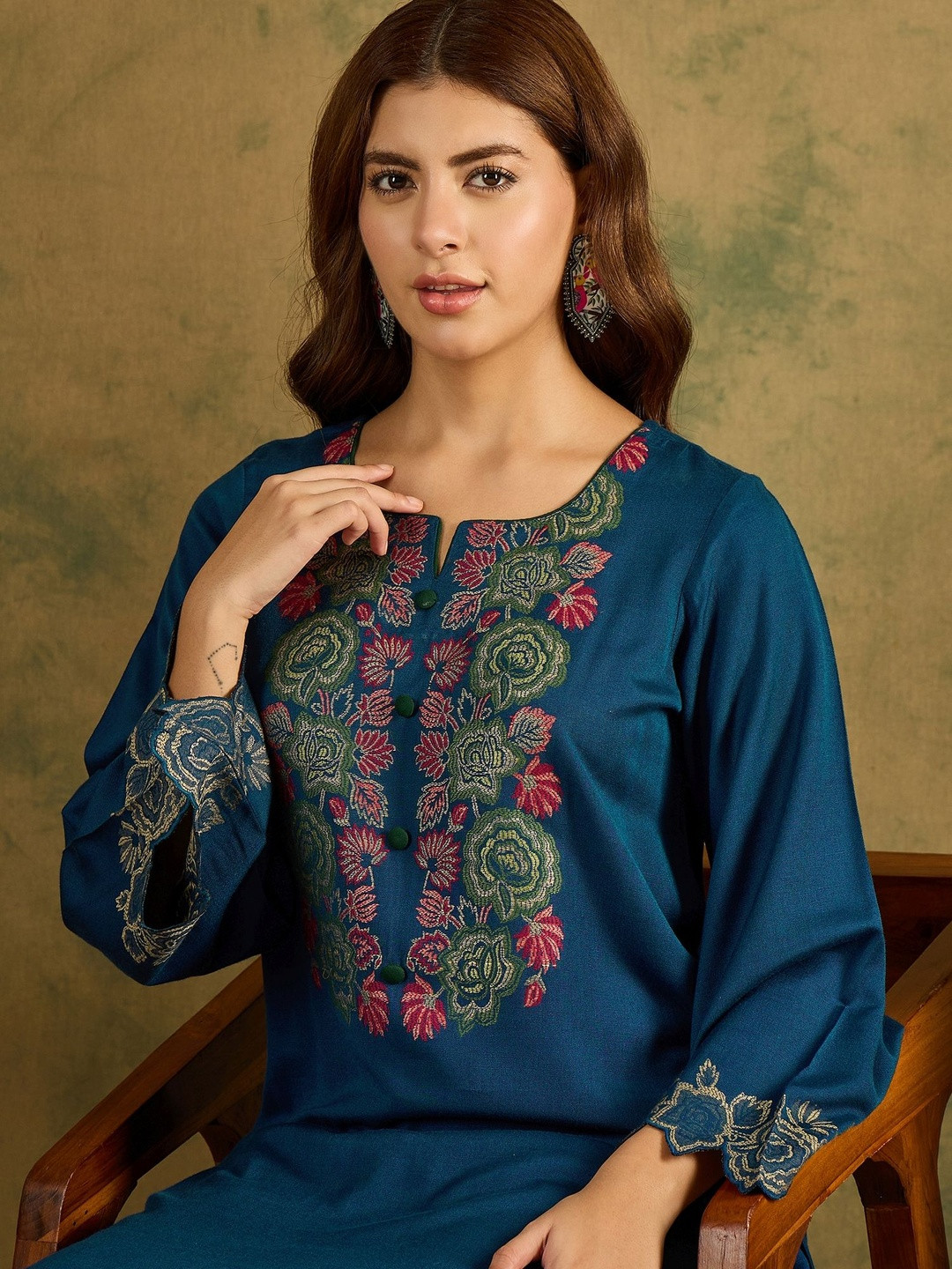 HK colours of fashion Floral Embroidered Thread Work Straight Kurta With Trousers