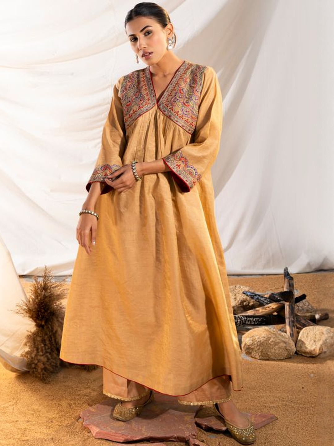 The White Tree Studio Ethnic Motifs Embroidered Empire Thread Work Kurta With Trousers