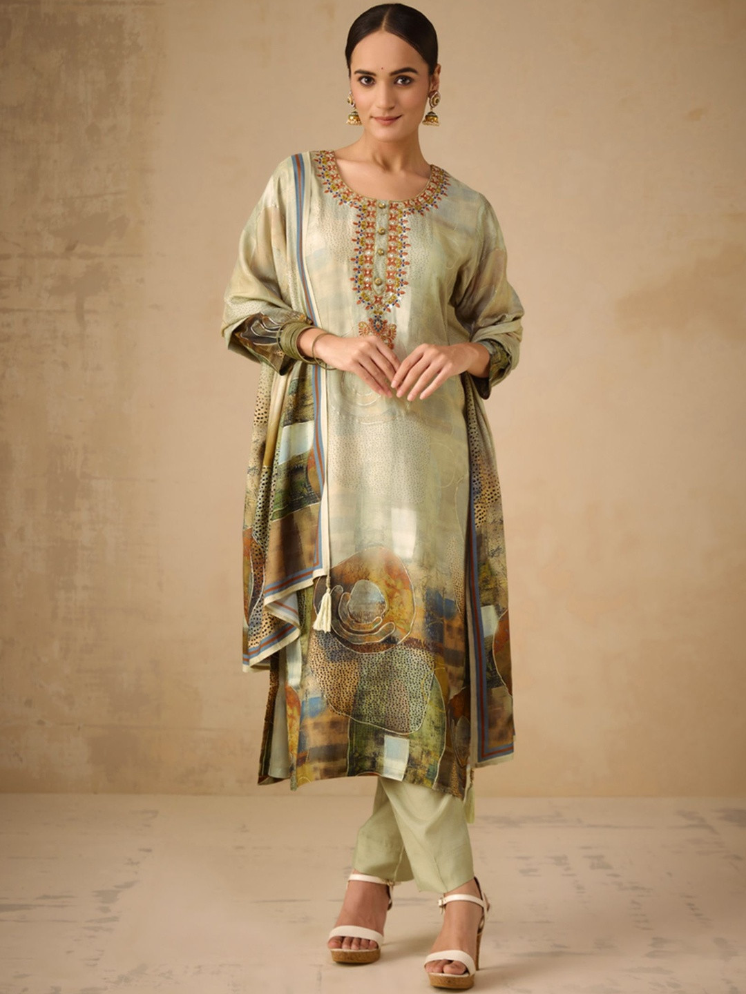 WOMEN PLUS Women Abstract Digitally Printed Thread Work Kurta With Trousers & Dupatta