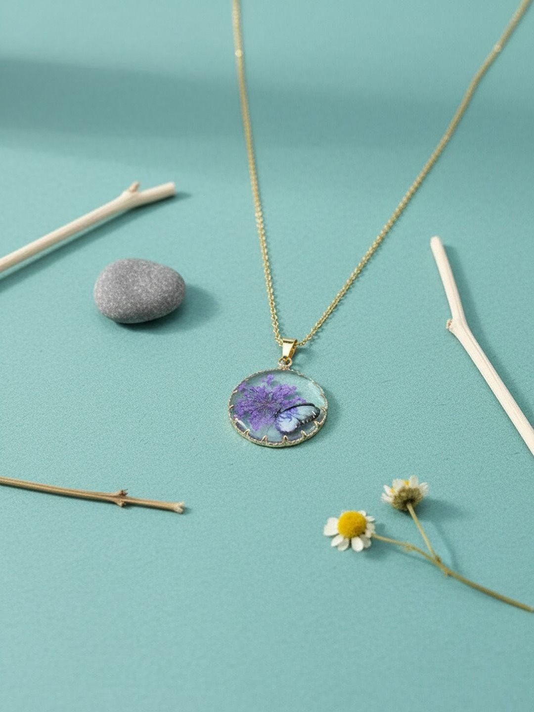 FIMBUL Gold-Plated Circular Shaped Butterfly & Flower Resin Pendant With Chain