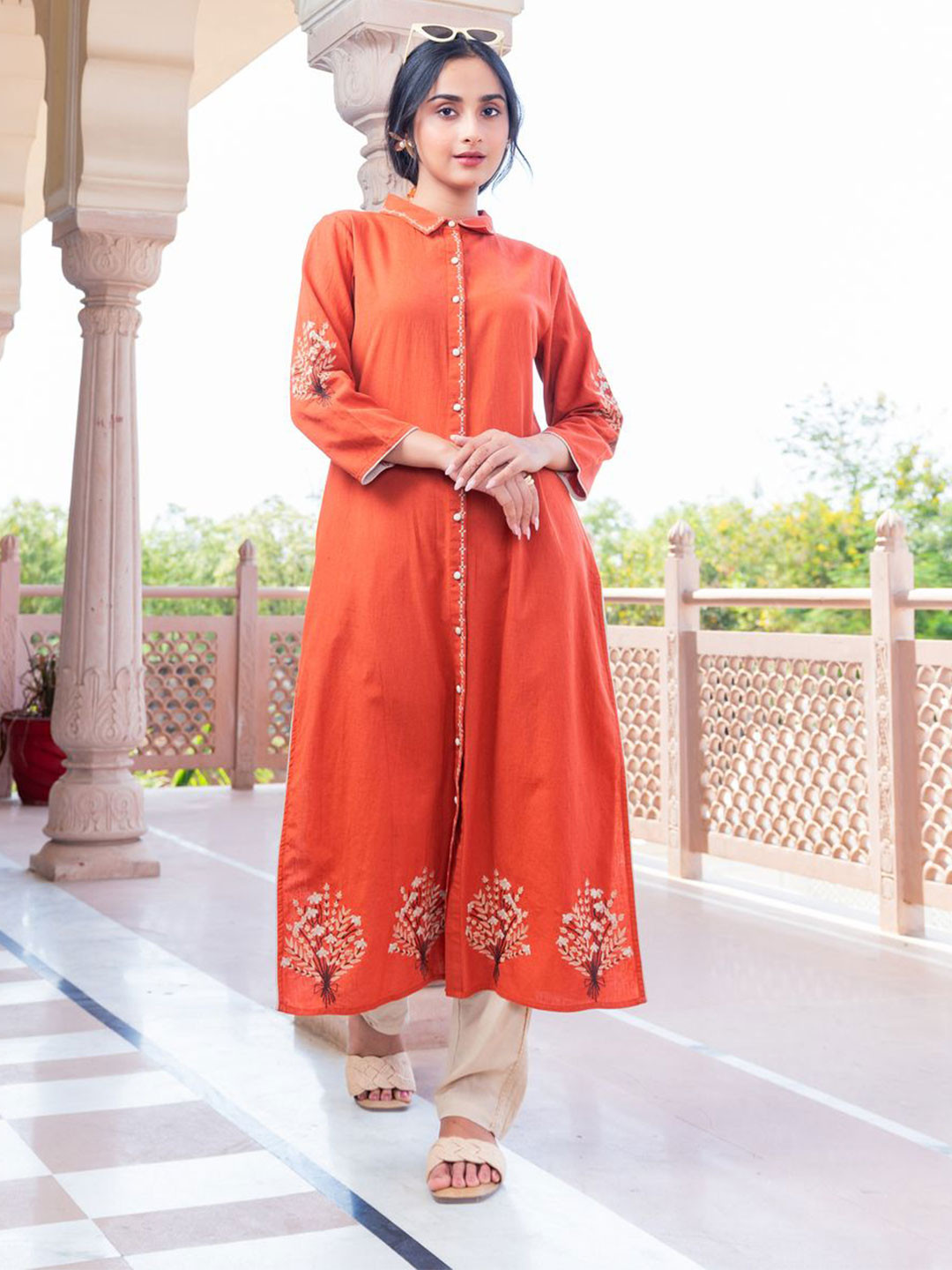 SAVI Women Floral Embroidered Thread Work Indie Florals Kurta