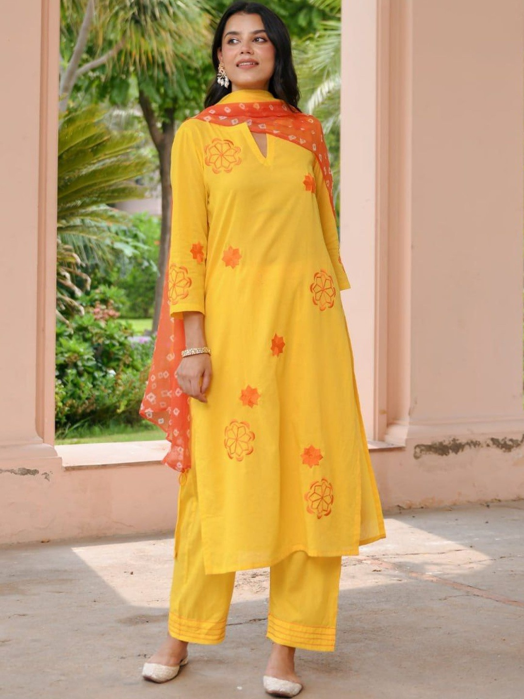 ROZLAND Women Floral Printed Regular Kurta with Trousers & With Dupatta