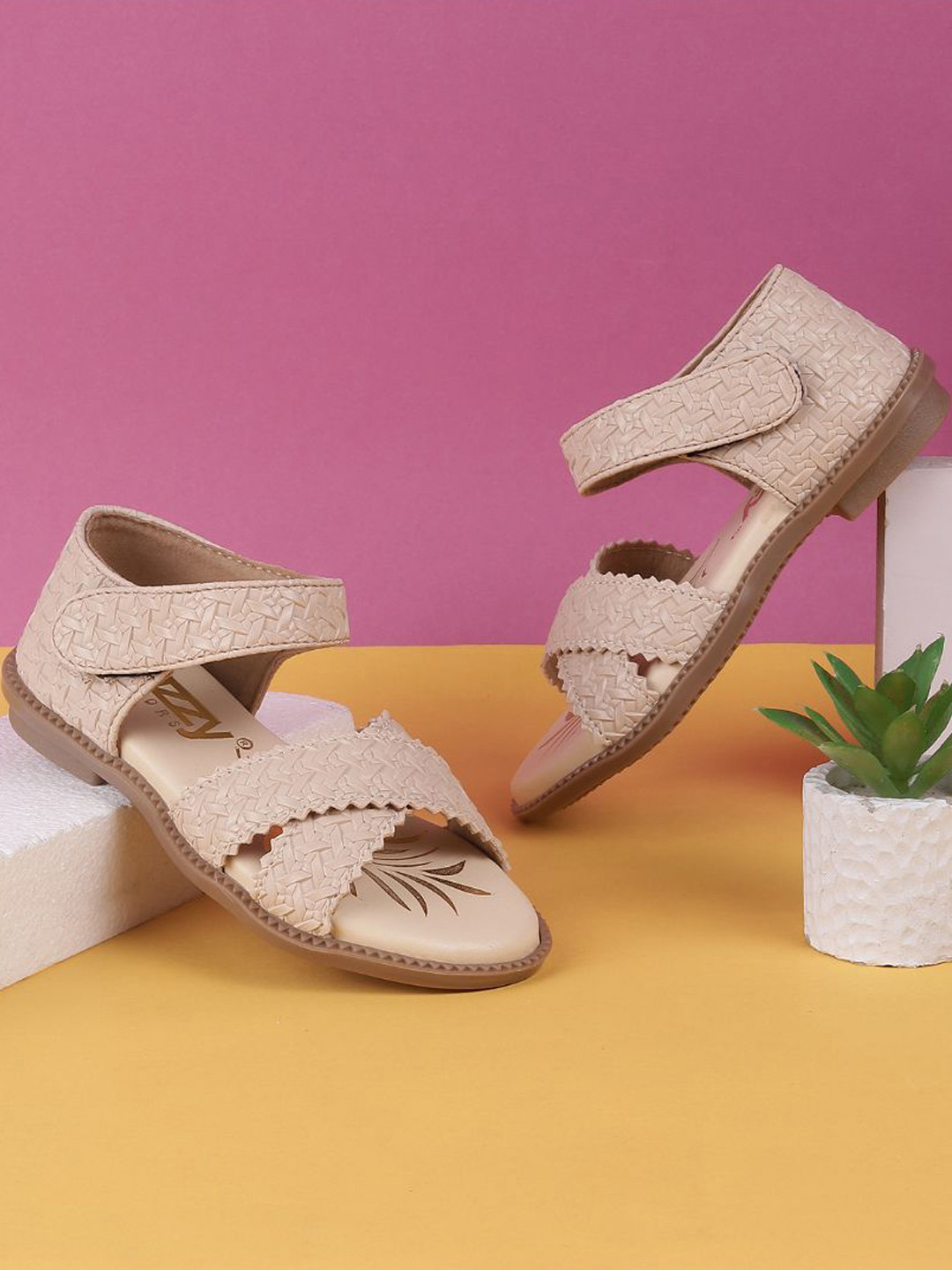 SHOESFORJUNIORS Girls Textured Open Toe Flats