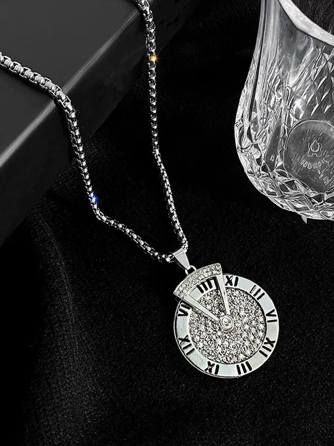 FIMBUL Cubic Zirconia-Studded Roman Dial Circular-Shaped Pendant With Chain