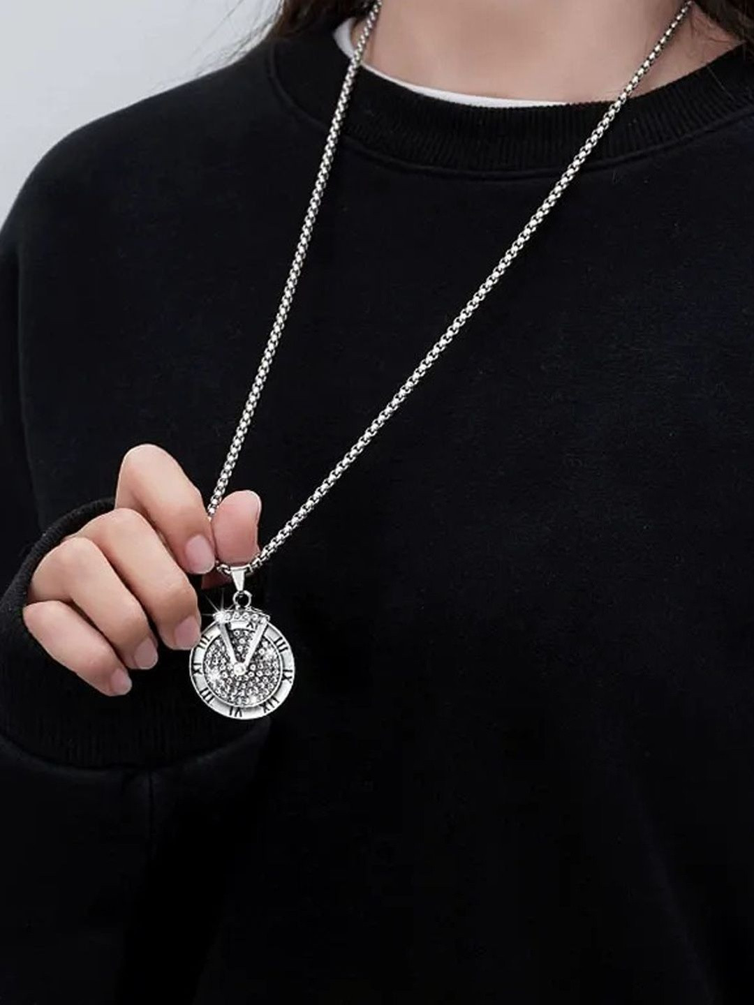 FIMBUL Cubic Zirconia-Studded Roman Dial Circular-Shaped Pendant With Chain