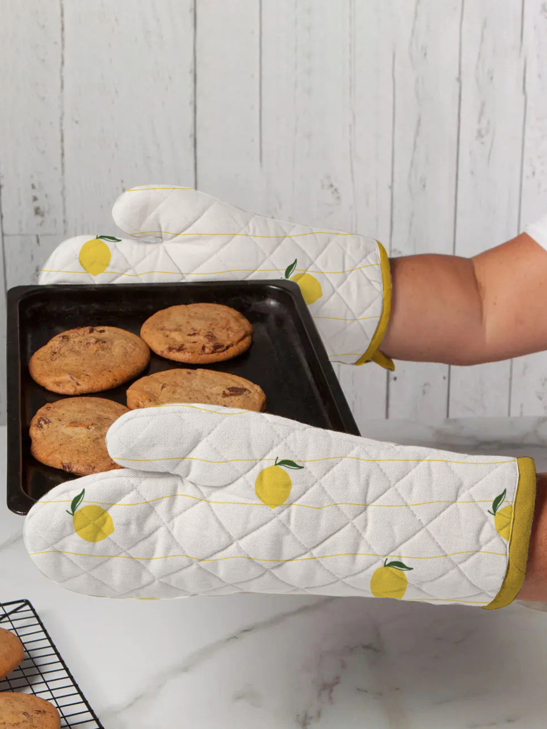 Attica Tracery 2Pc White & Yellow Printed Pure Cotton Heat Resistant Oven Gloves