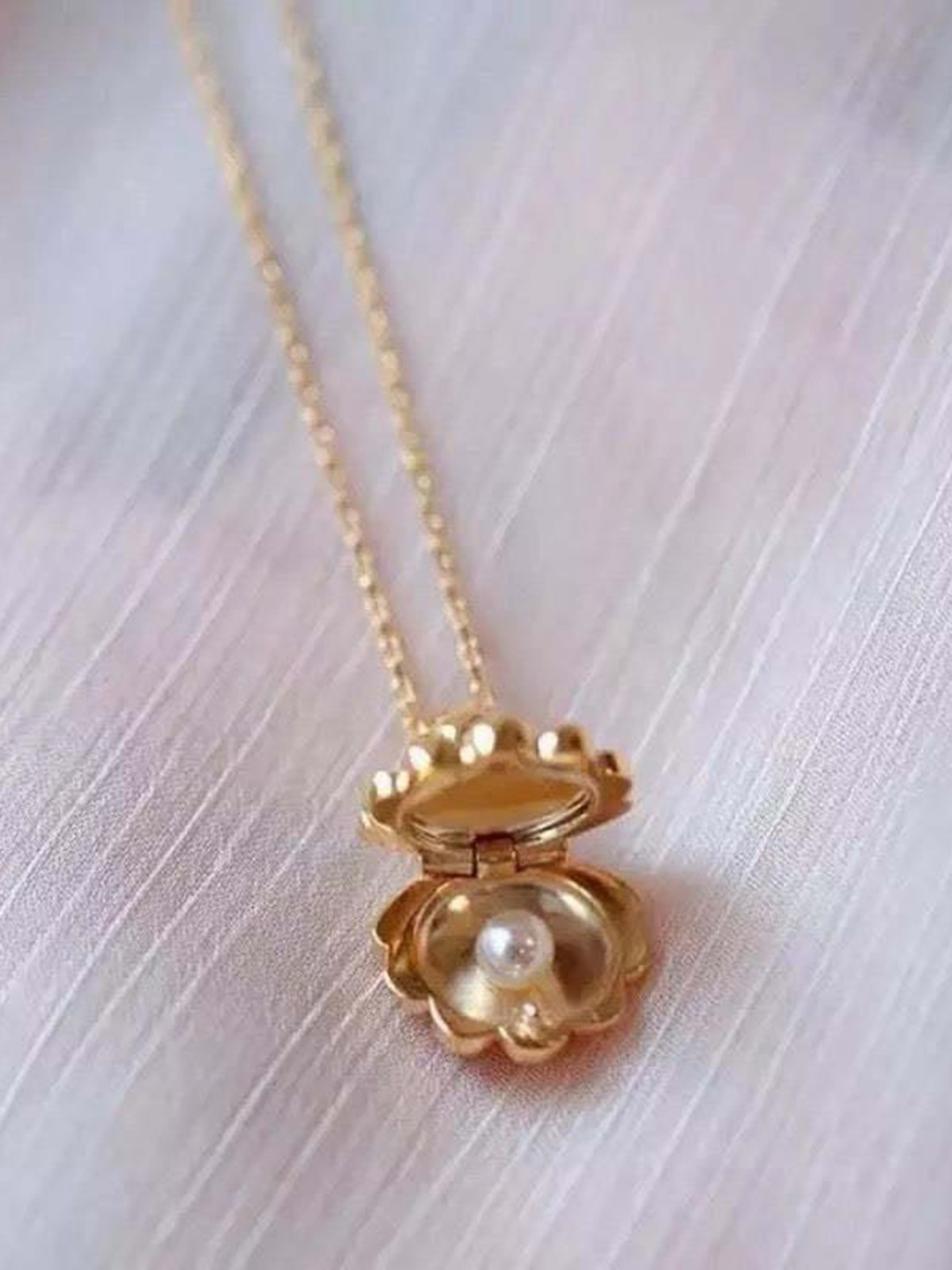 Just Lil Things Floral Shaped Pendants With Chains