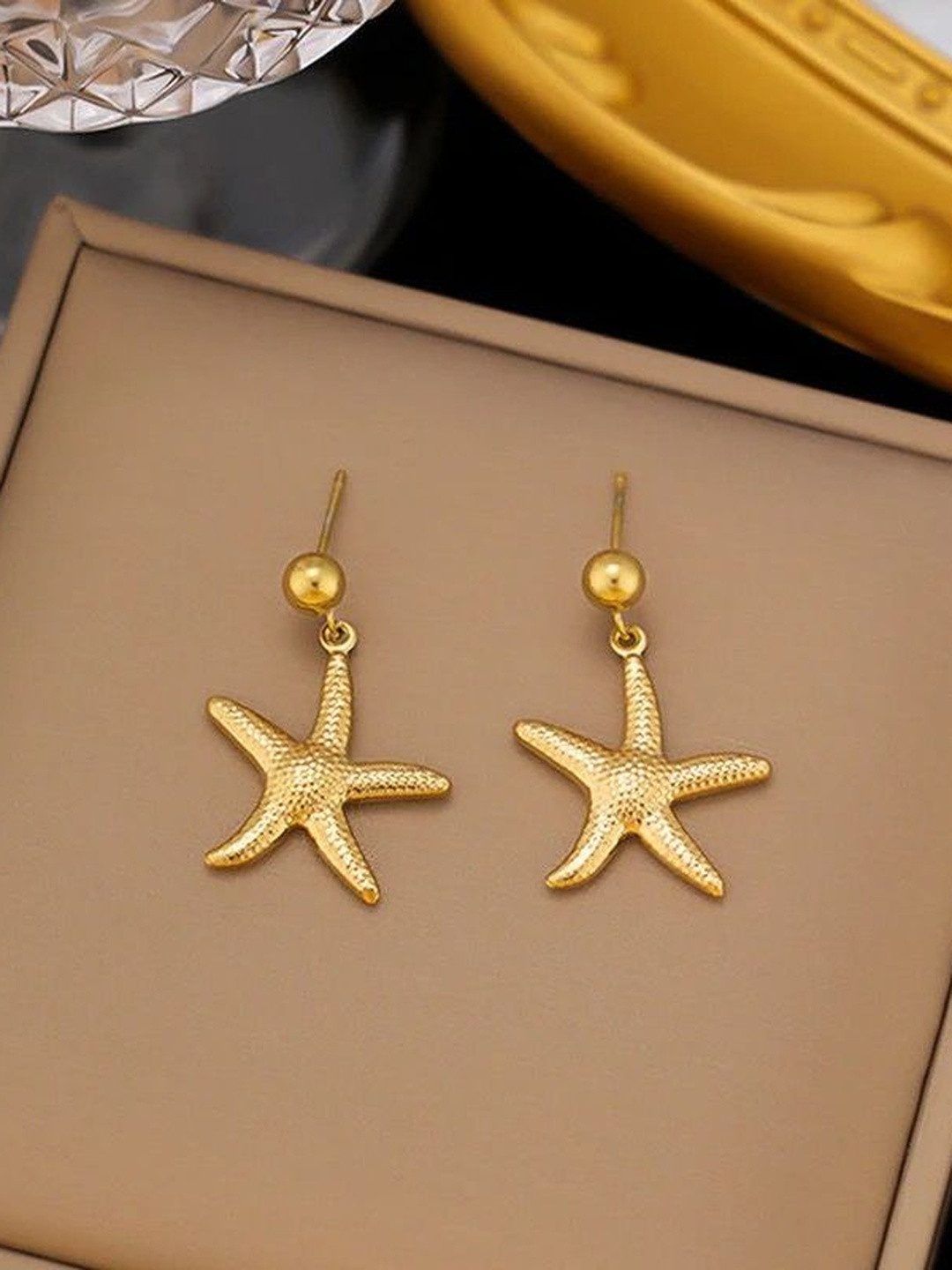 MODE & MINIMAL Star Shaped Drop Earrings