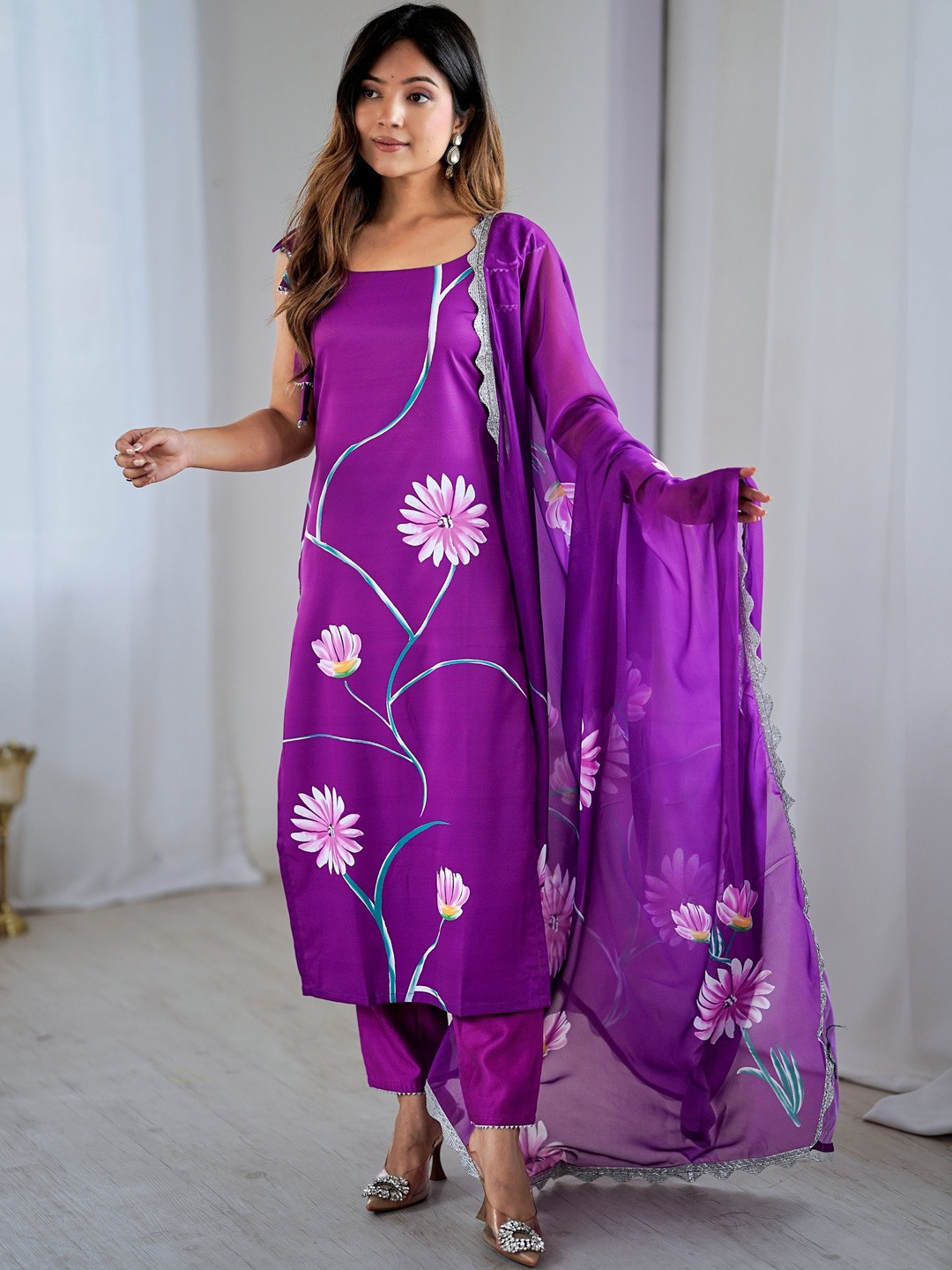 AARIV FASHION Women Floral Printed Regular Kurta with Trousers & With Dupatta