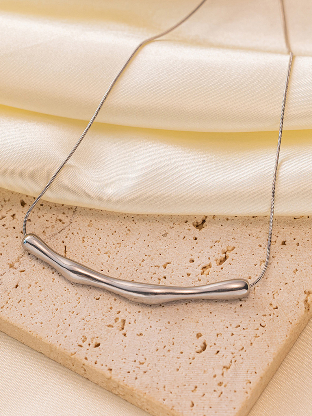 Just Lil Things Trendy Coalesce Crooked Chain