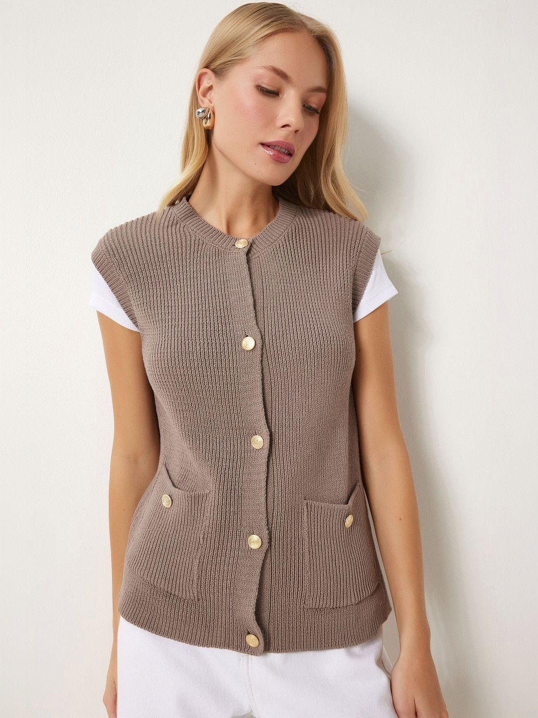 Happiness istanbul Round Neck Button-Down Knitted Sweater Vest
