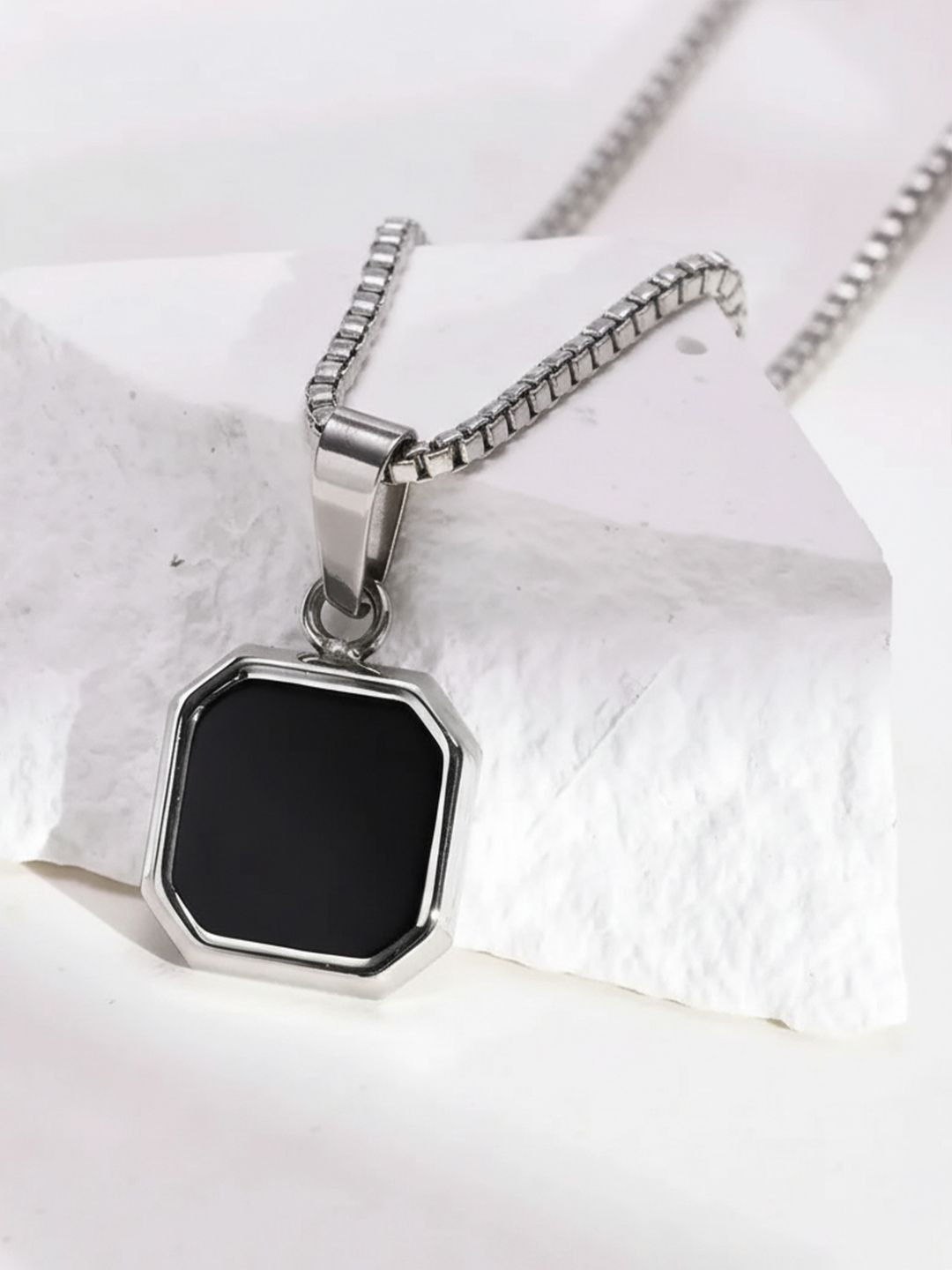 FIMBUL Hexagon-Shaped Pendant With Chain