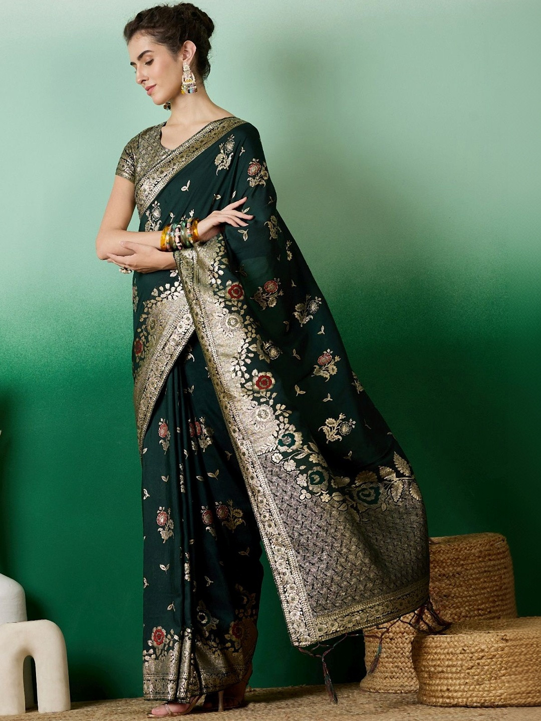 DWIJA FASHION Floral Zari Banarasi Saree With Floral Zari Embroidery