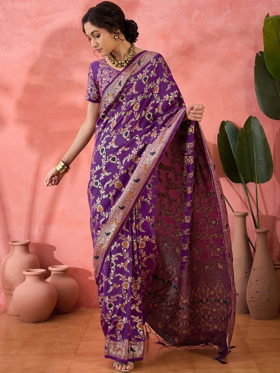 DWIJA FASHION Floral Zari Banarasi Saree With Zari Weaving And Tasselled Pallu