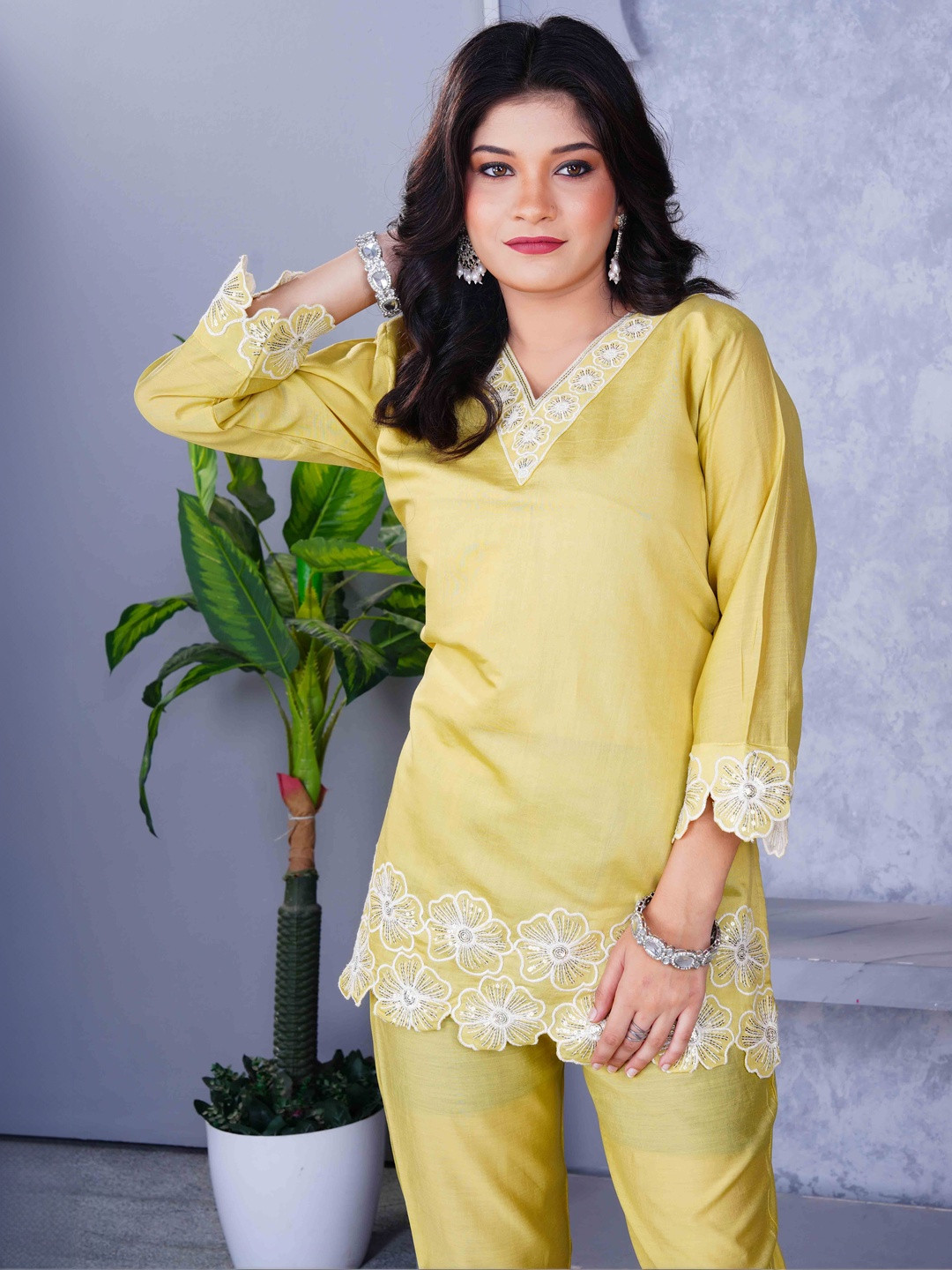 7Tiara Floral Embroidered V-Neck Long Sleeves Thread Work Straight Kurti With Trousers