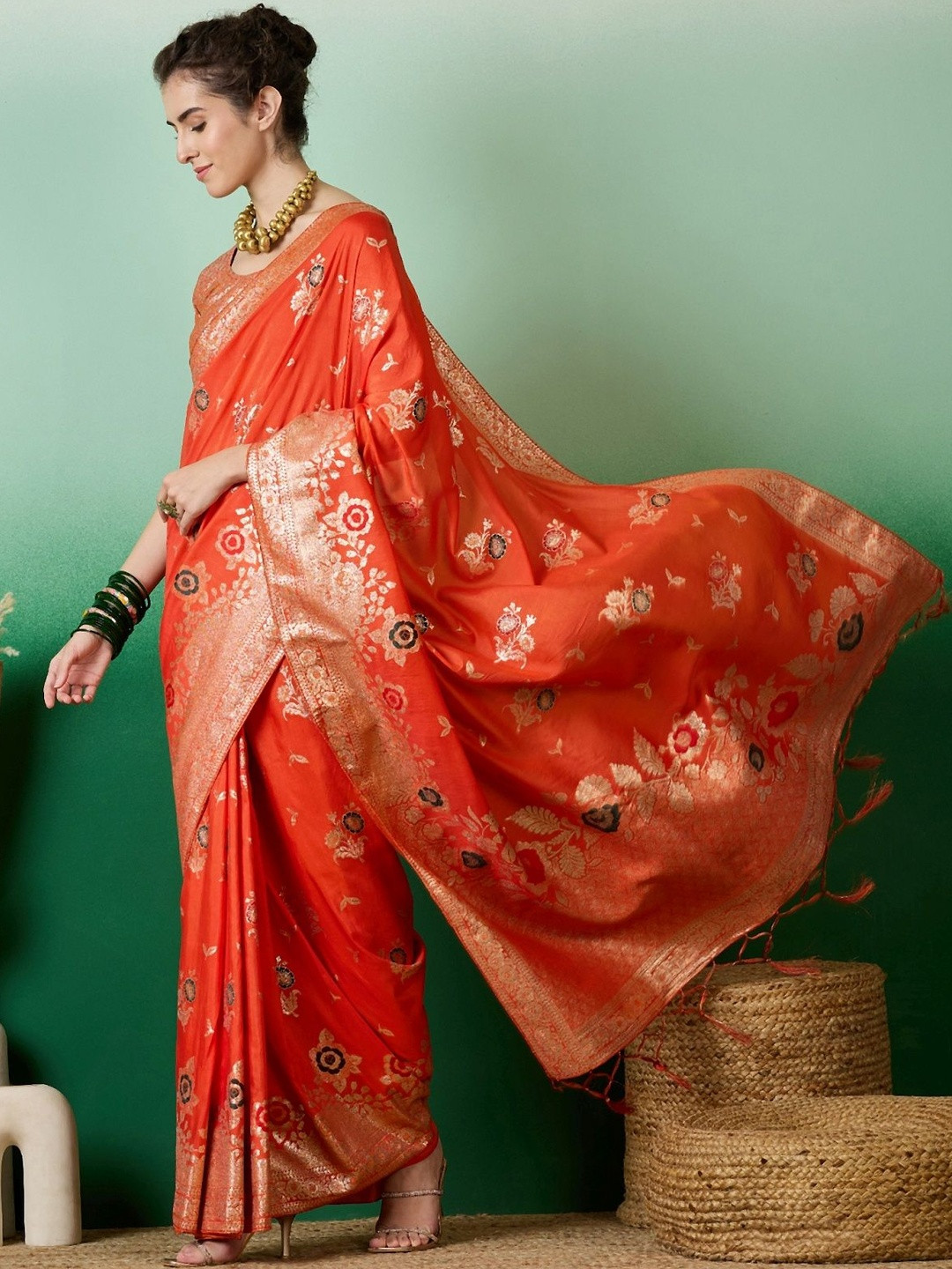 DWIJA FASHION Floral Zari Banarasi Saree With Floral Zari Embroidery