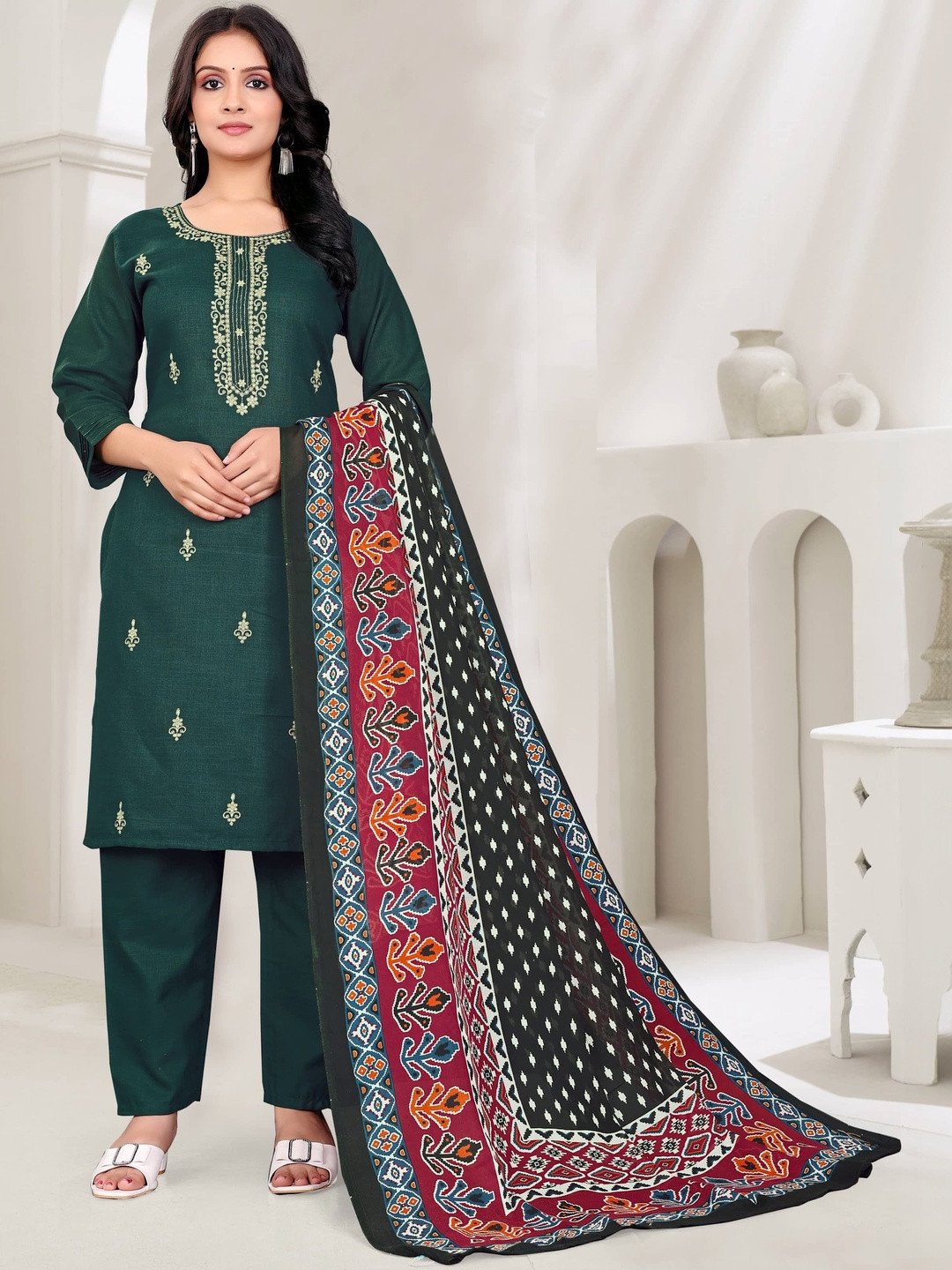 Tradenest International Women Ethnic Motifs Embroidered Regular Thread Work Kurta with Trousers & With