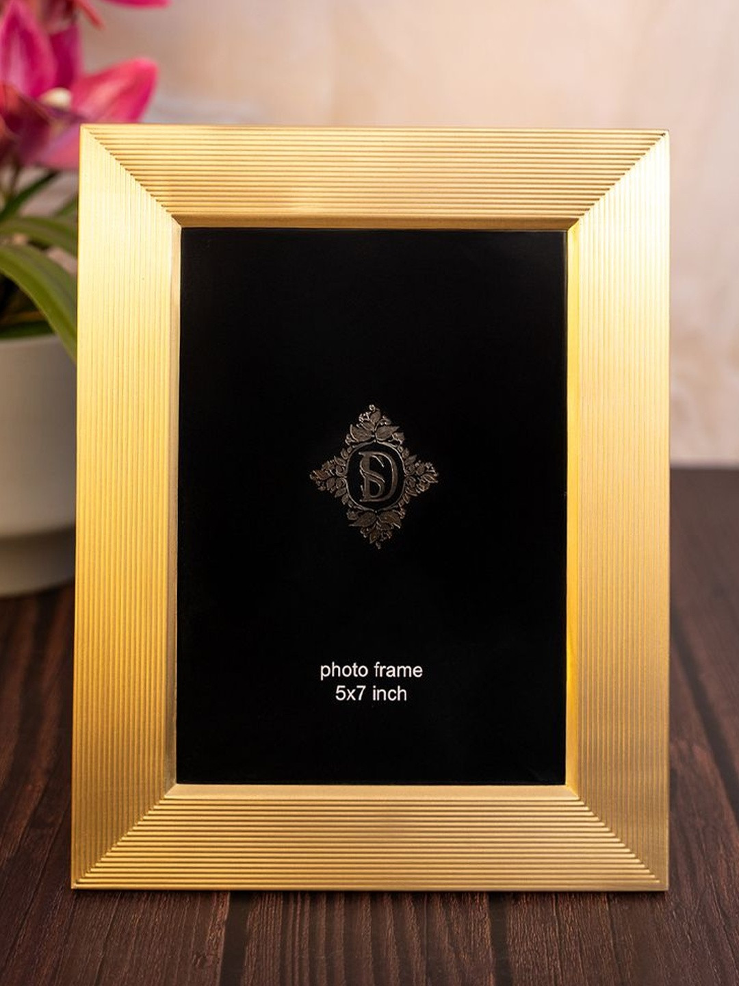 AARVI DECOR STUDIO Gold-Toned 1 Pieces Metal Table Photo Frames