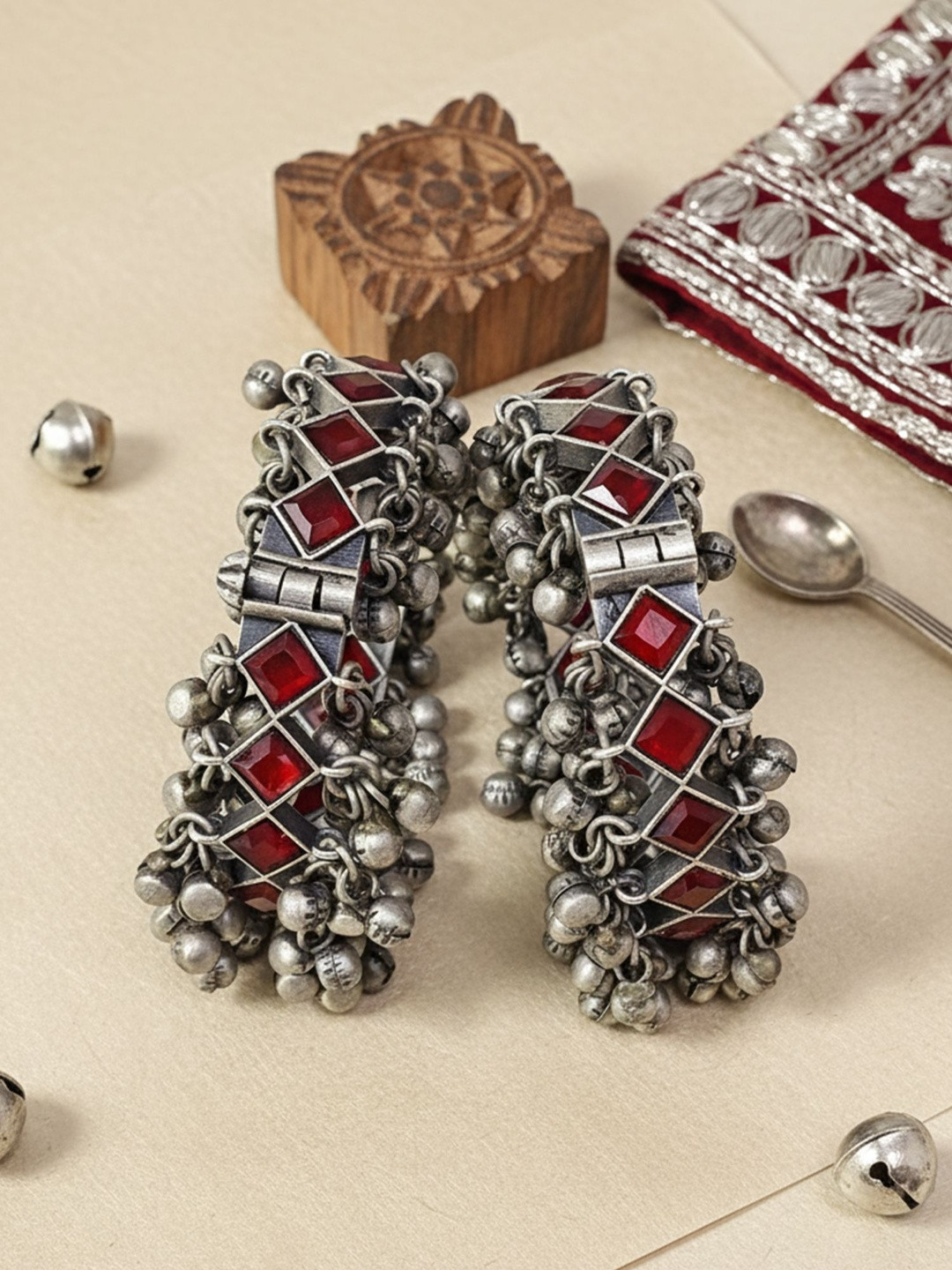 KARATCART Set Of 2 Silver-Plated Kundan-Studded Kashmiri Bangless