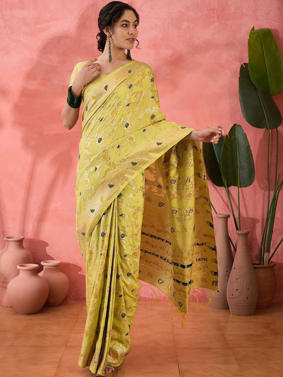 DWIJA FASHION Floral Zari Banarasi Saree With Zari Weaving And Tasselled Pallu