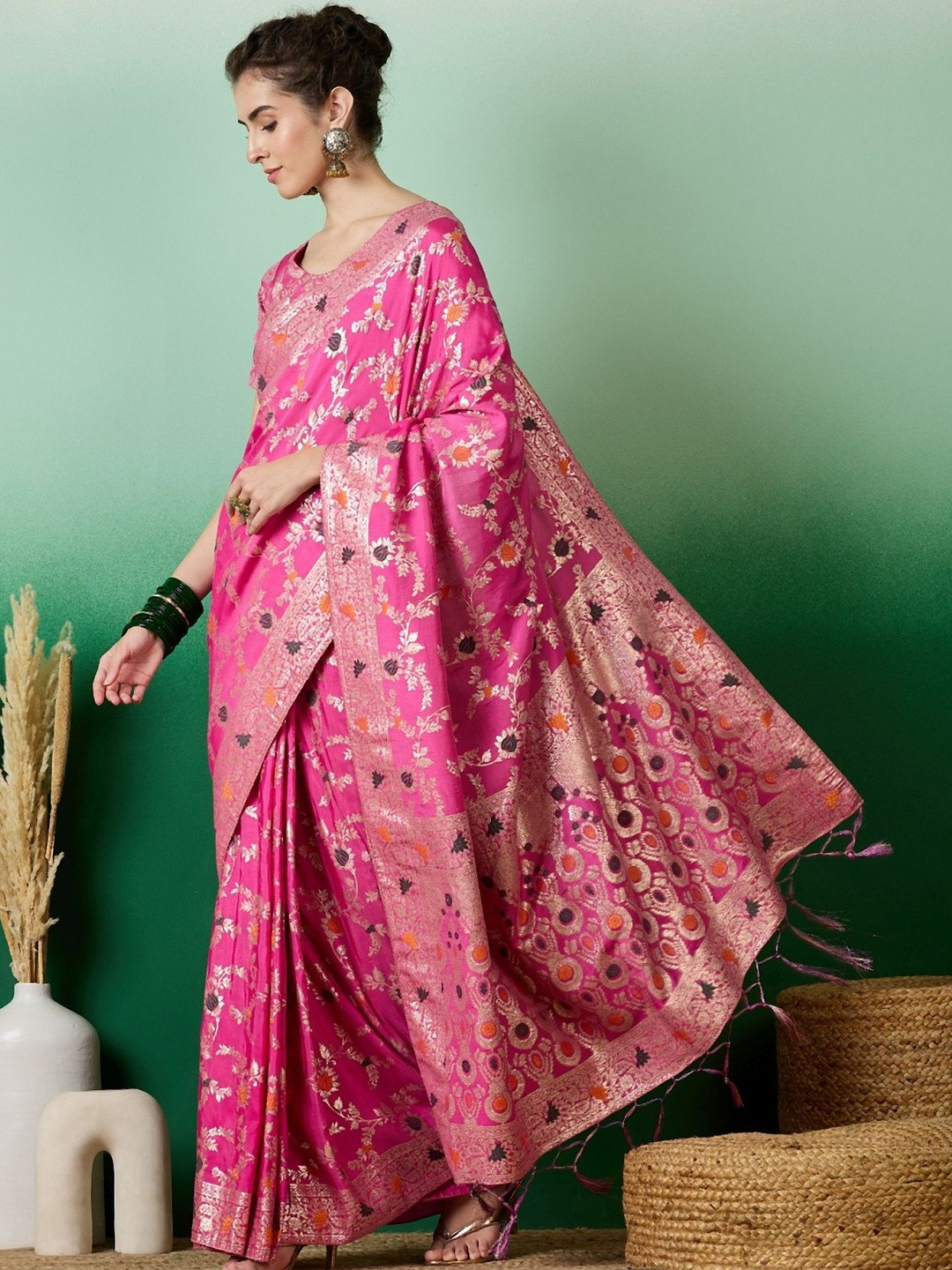 DWIJA FASHION Floral Woven Design Zari Banarasi Saree & Zari Weaving And Tasselled Pallu