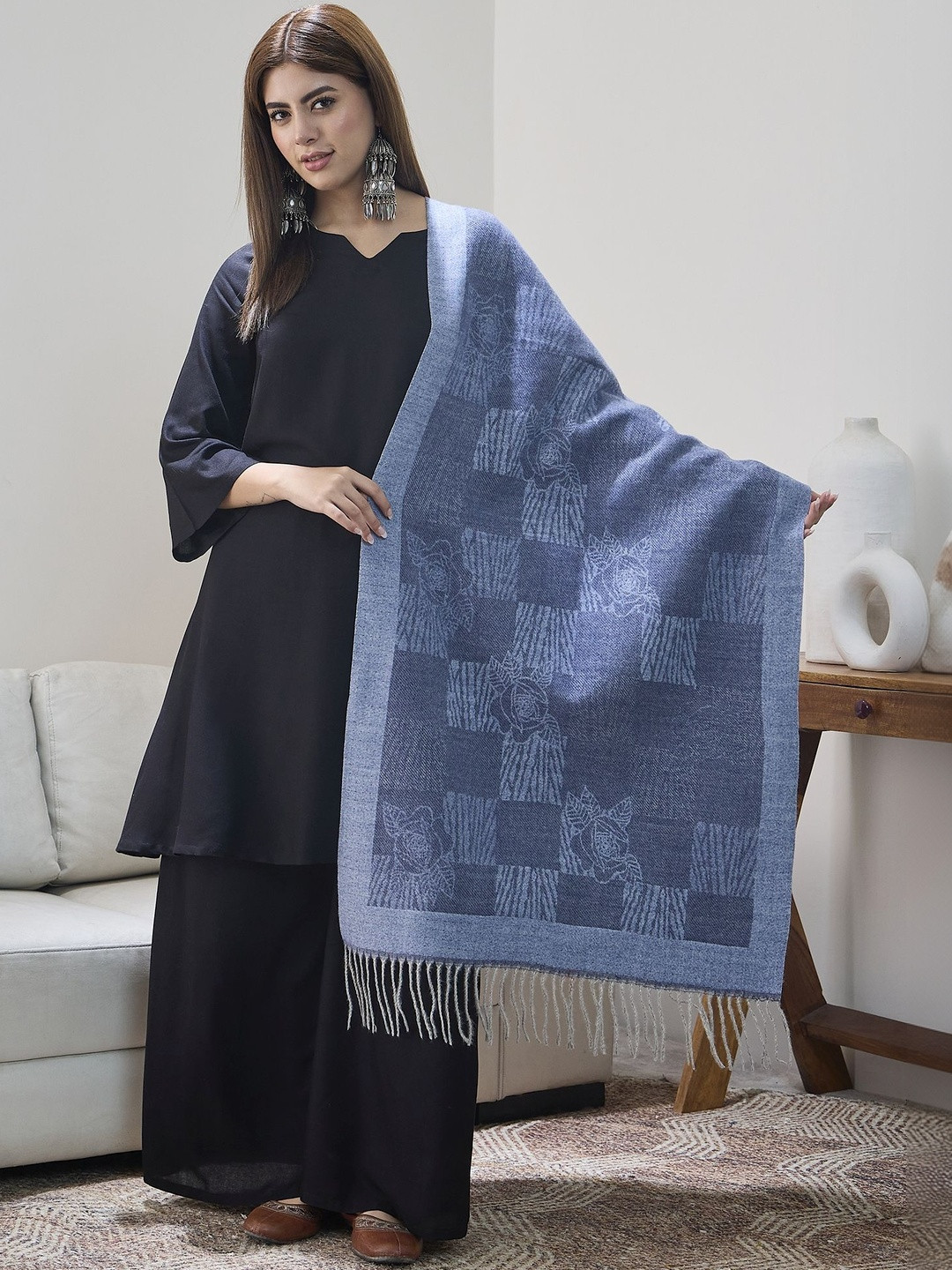 InWeave Woman Thread Tassel Shawl