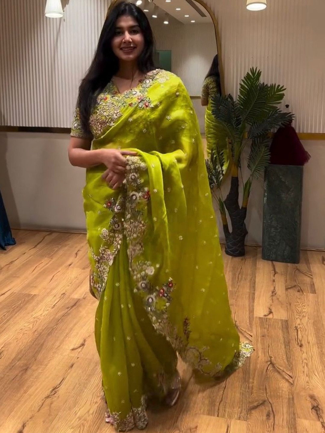 VenderVilla Floral Embroidered Thread Work Designer Saree