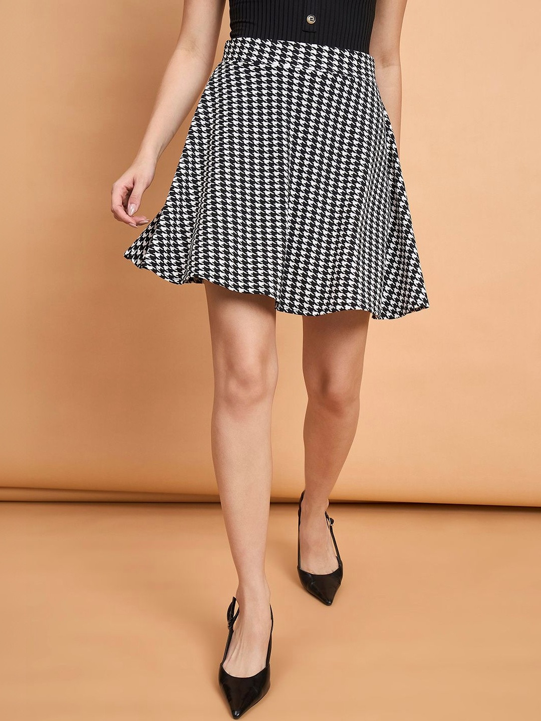 QIOA Houndstooth  Women Geometric Printed Flared Mini Skirts