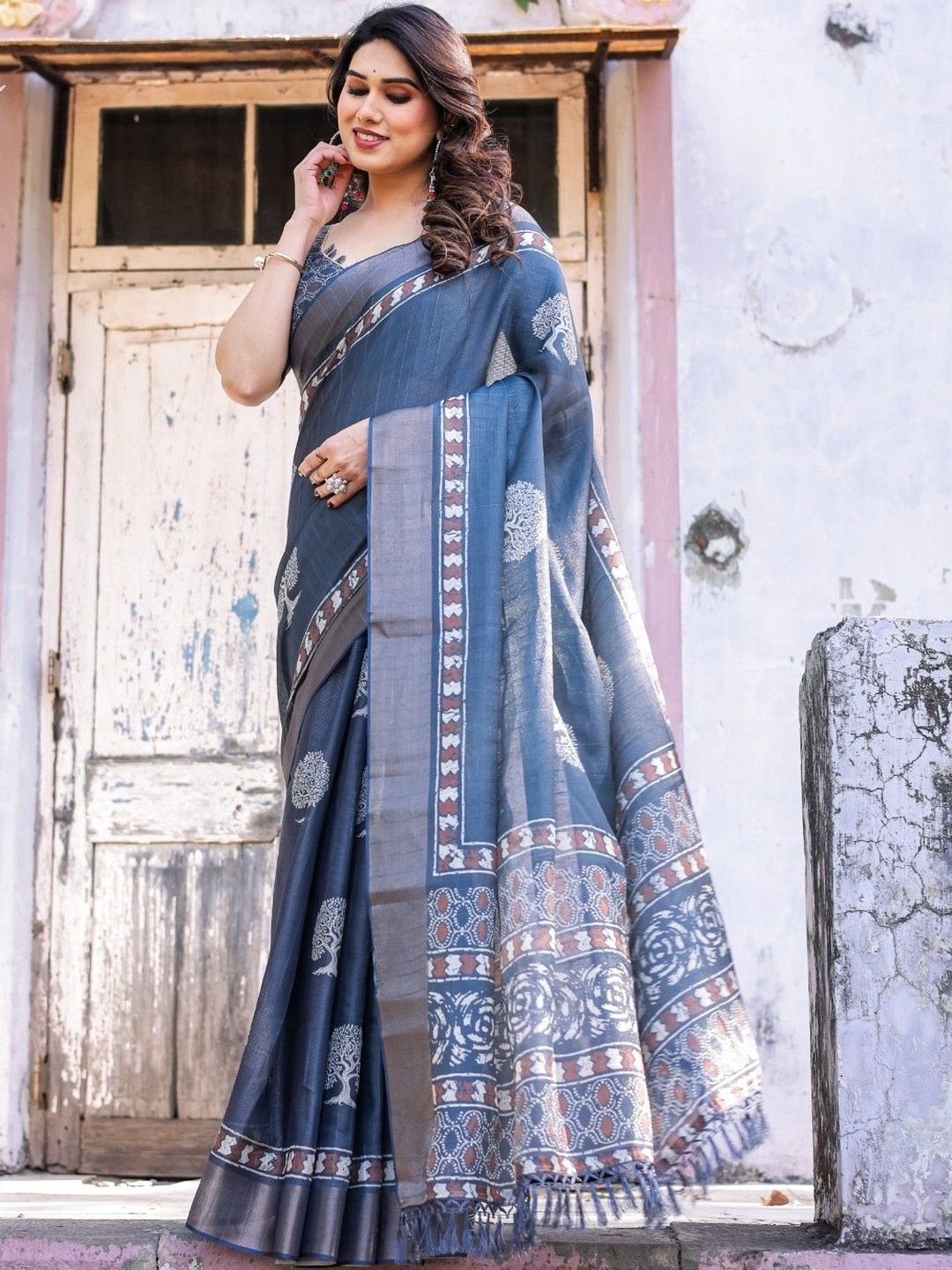 SHREEMALL Floral Printed Zari Saree With Blouse Piece