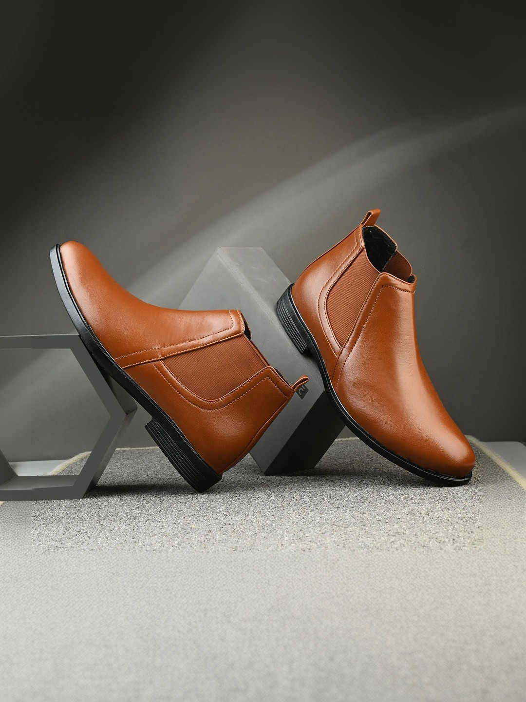 glitchez Men Mid-Top Round Toe Sneakers