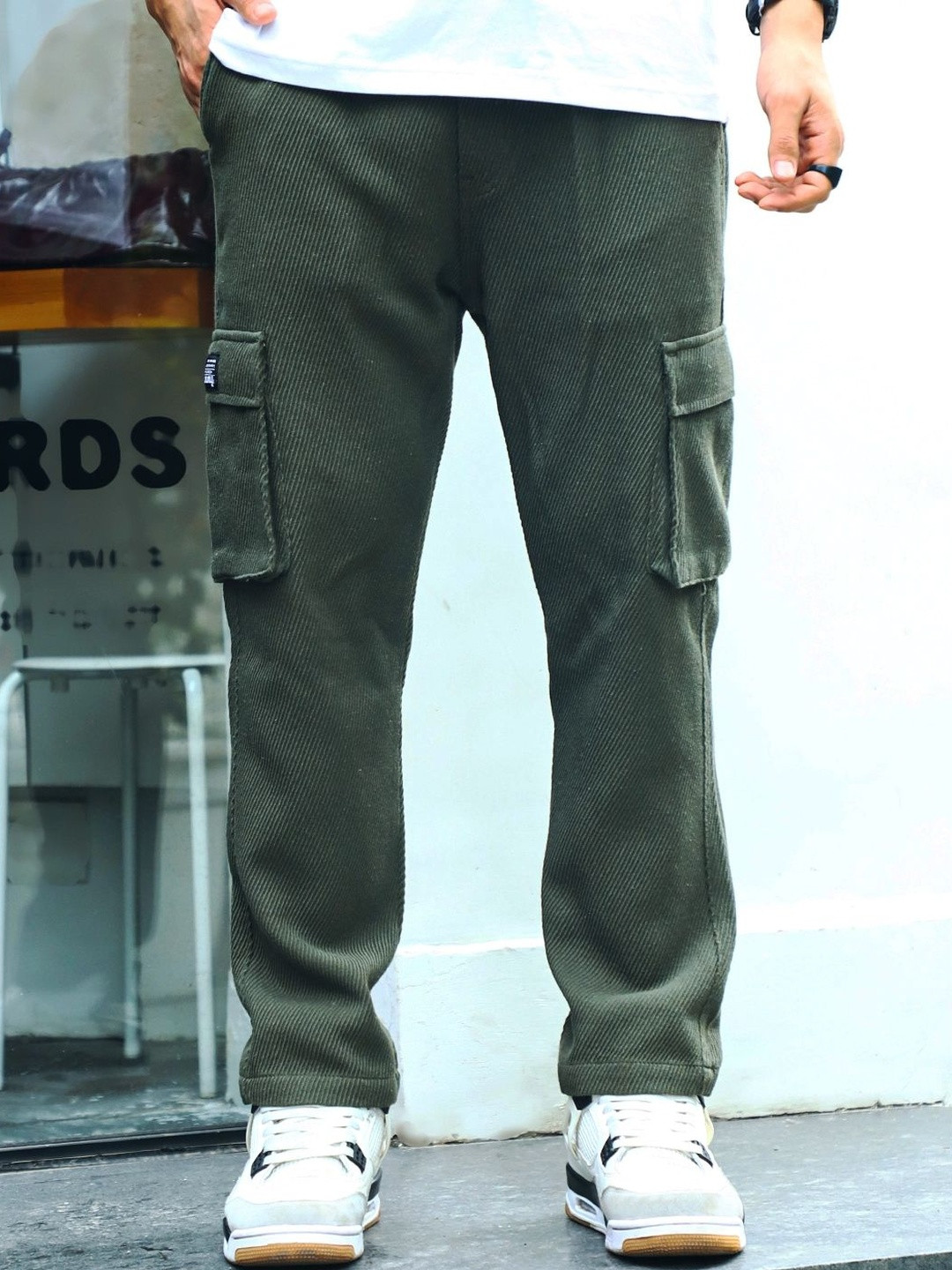 JIMMY & JORDAN Sahara Stride Men Textured Mid Rise Easy Wash Cargos Trousers