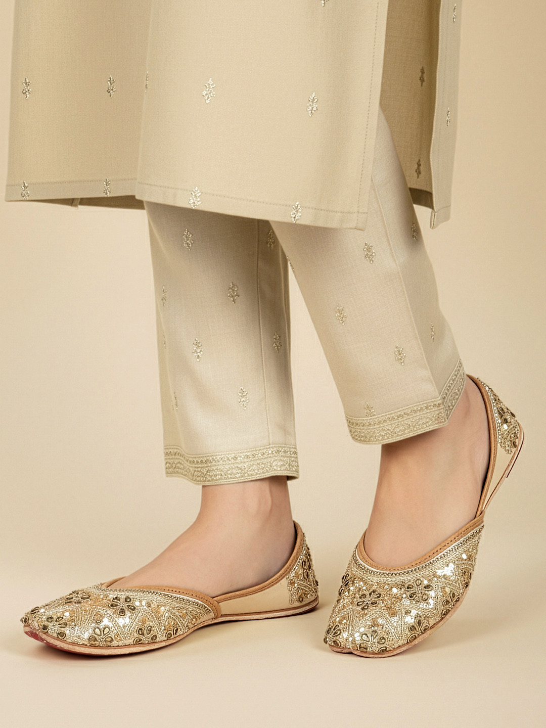 House of Pataudi Women Embellished Ethnic Mojaris