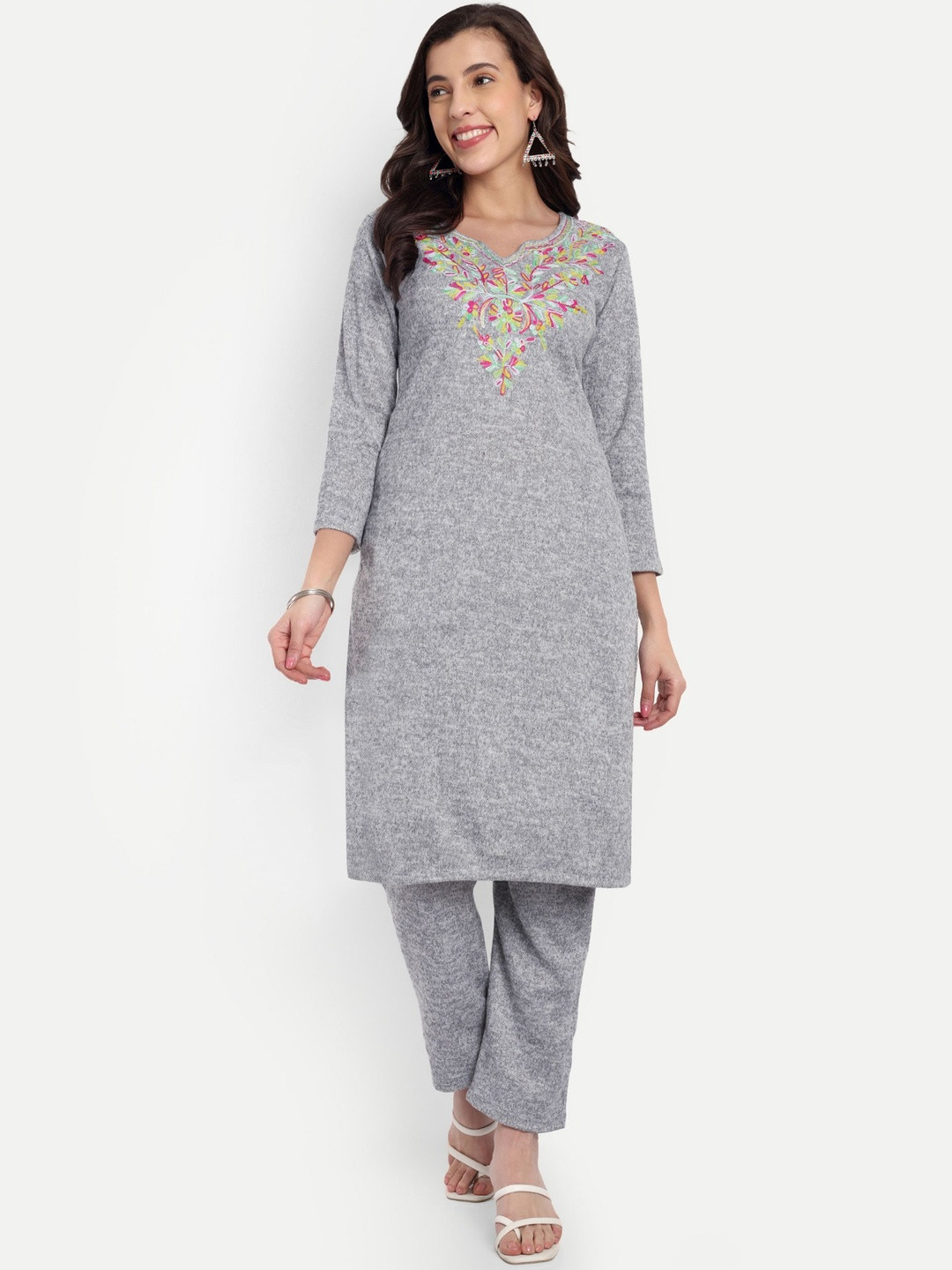 FNOCKS Ethnic Motifs Embroidered Regular Thread Work V-Neck Straight Kurta with Trousers