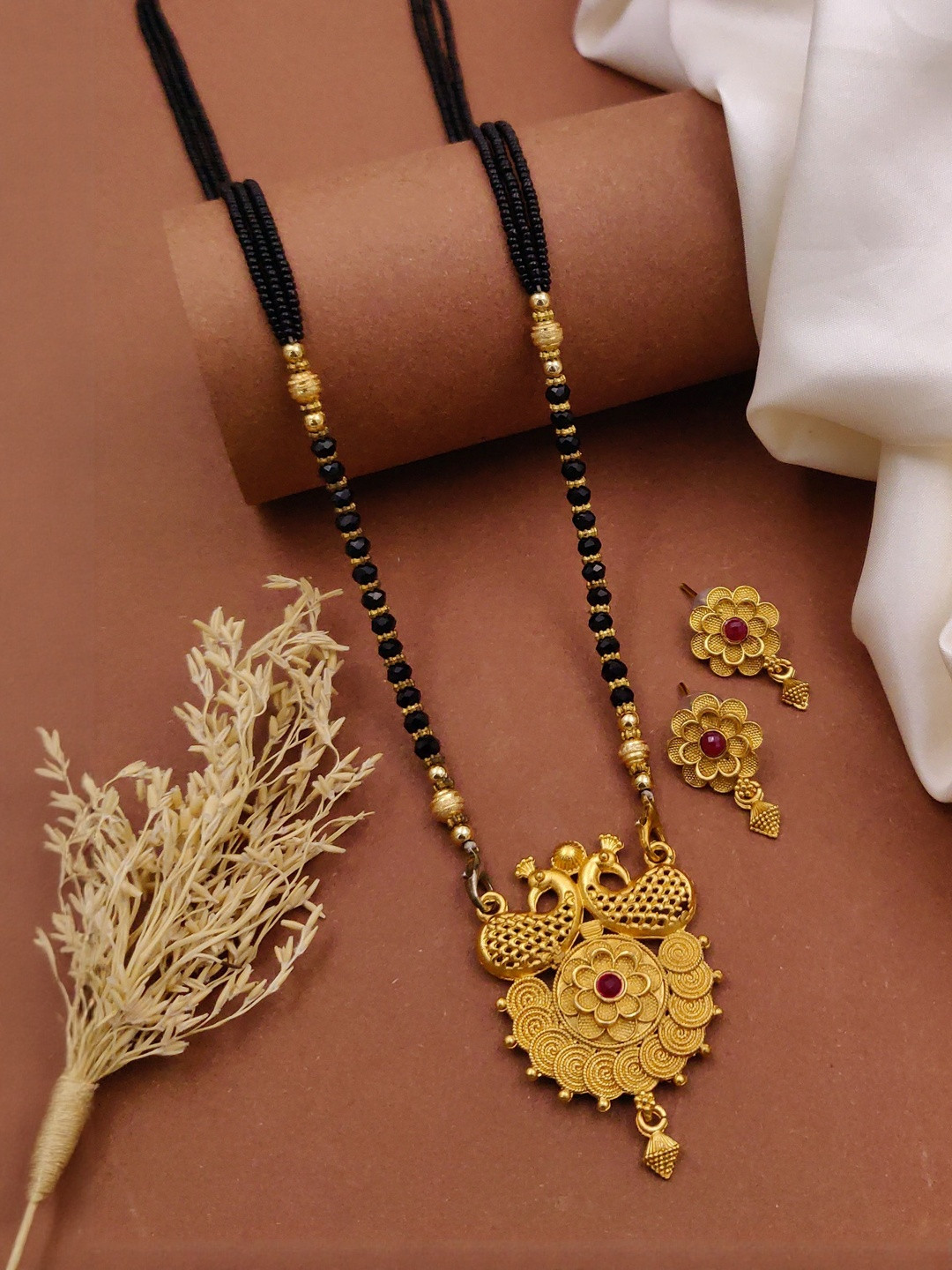 Bhanu diam Black & Gold Stone & Bead Necklace Set