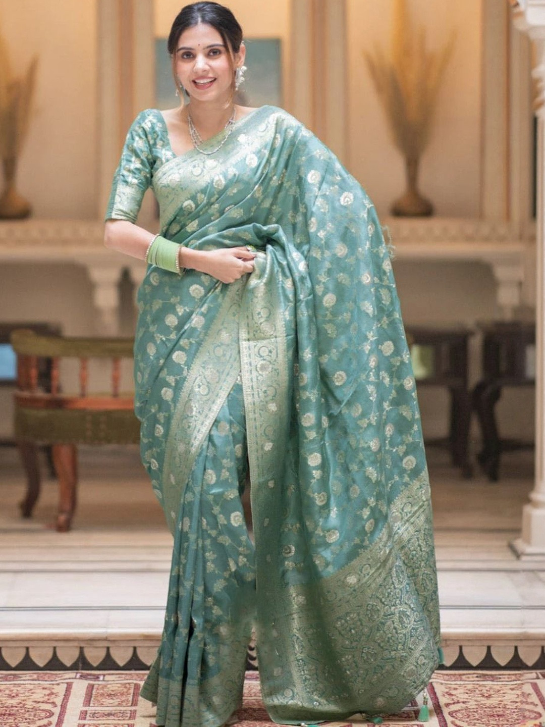 VASTRAAVEDAA Women Woven Design Zari Festive Banarasi Saree