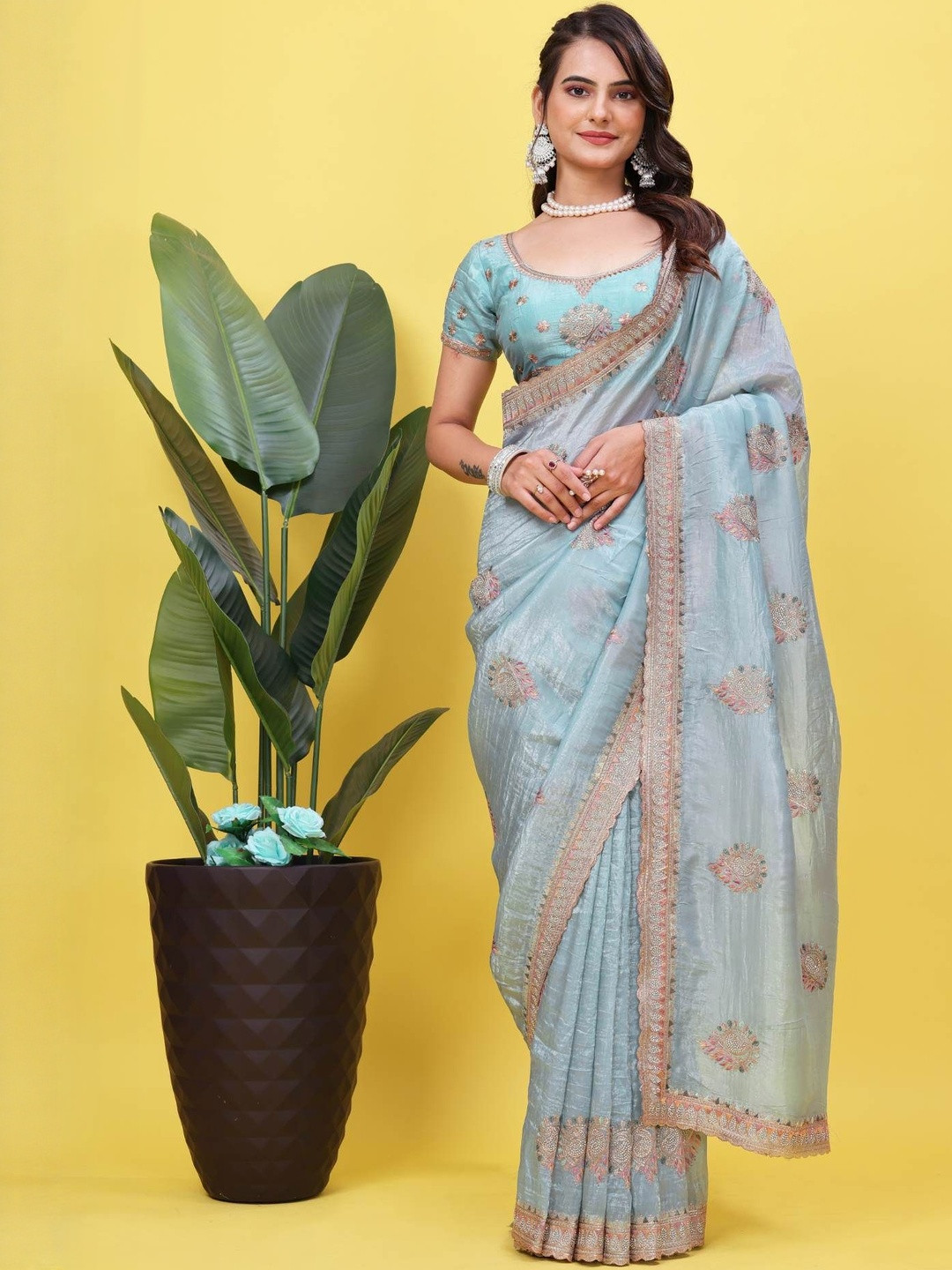 PARROT CREATION Floral Embroidered Saree With Blouse Piece