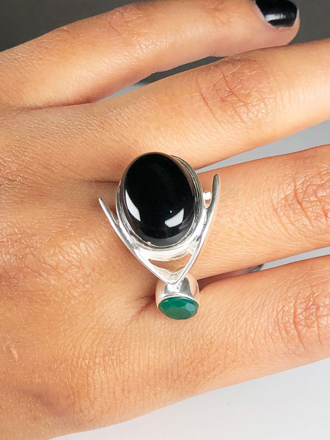 Zhupuk Silver-Plated Onyx and Emerald Studded Finger Ring