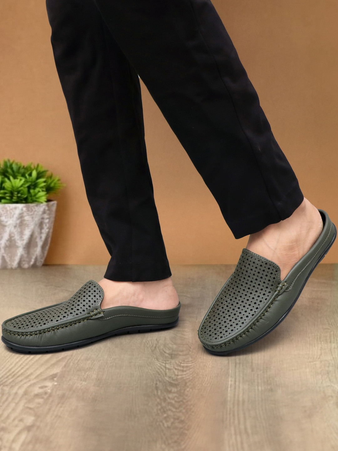 SHUAN Men Perforations Slip-On Round Toe Mules