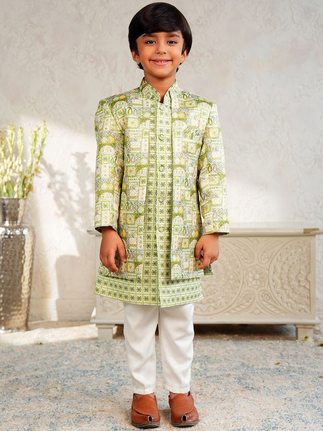 Aj DEZInES Green Boys Ethnic Motifs Printed Mandarin Collar Sherwani & Pyjamas