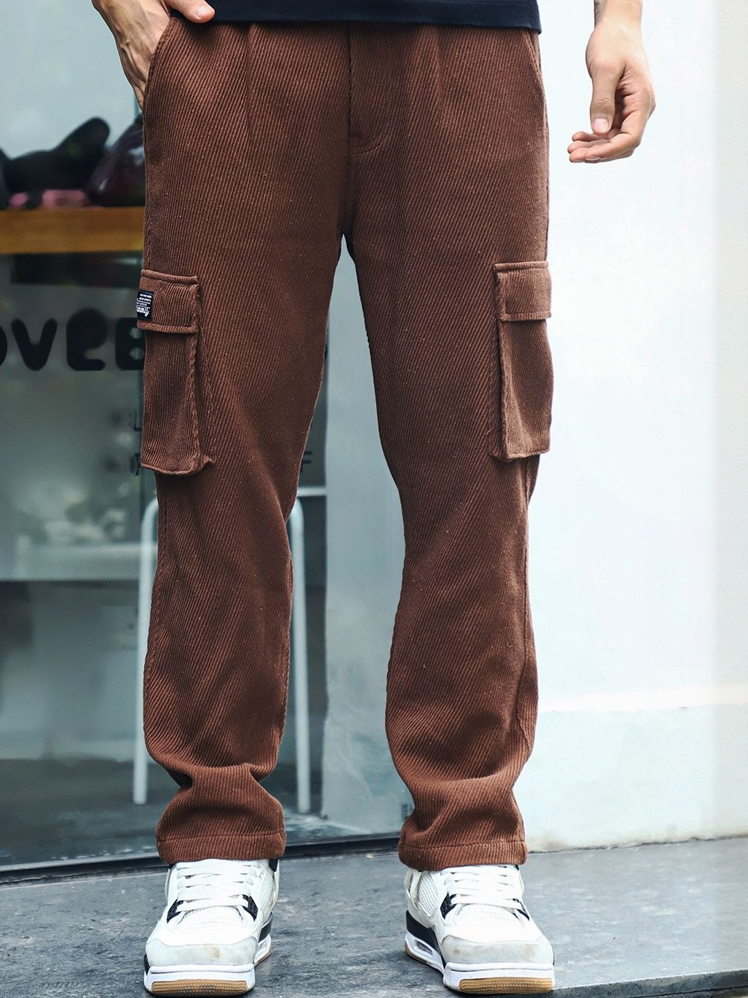 JIMMY & JORDAN Sahara Stride Men Textured Mid Rise Easy Wash Cargos Trousers