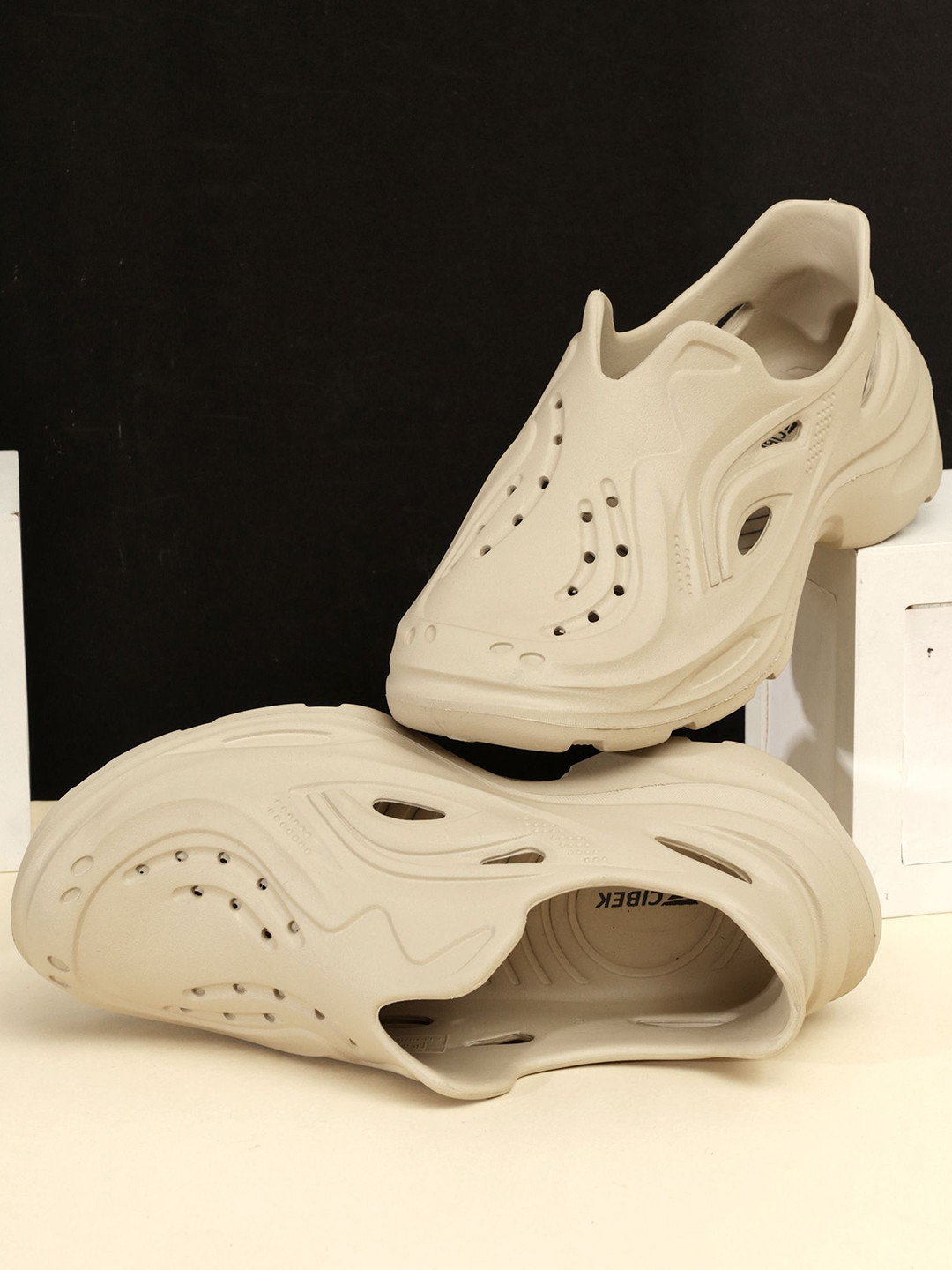 CIBEK Lightweight Breathable & Anti-Slip Cushioned Footbed Chunky Clogs