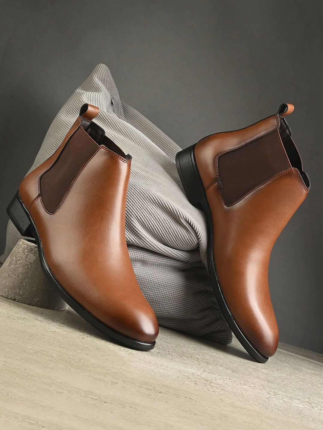 House of Pataudi Men Lightweight Soft Cushioned Footbed Chelsea Boots