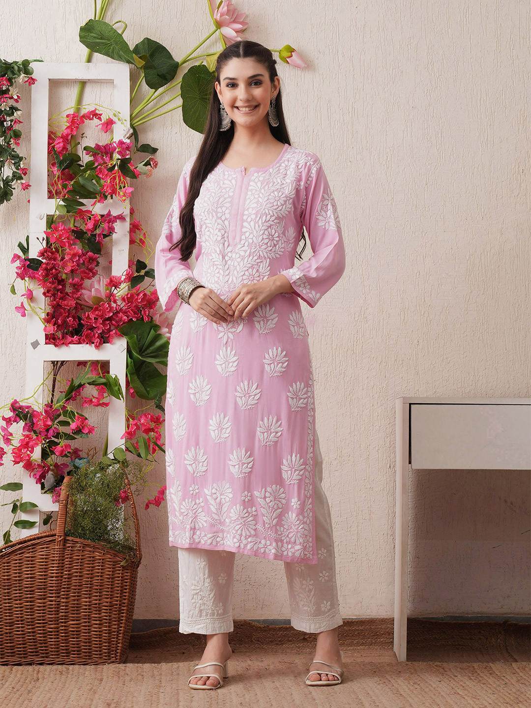 Syrish Women Floral Embroidered Festive Straight Kurta