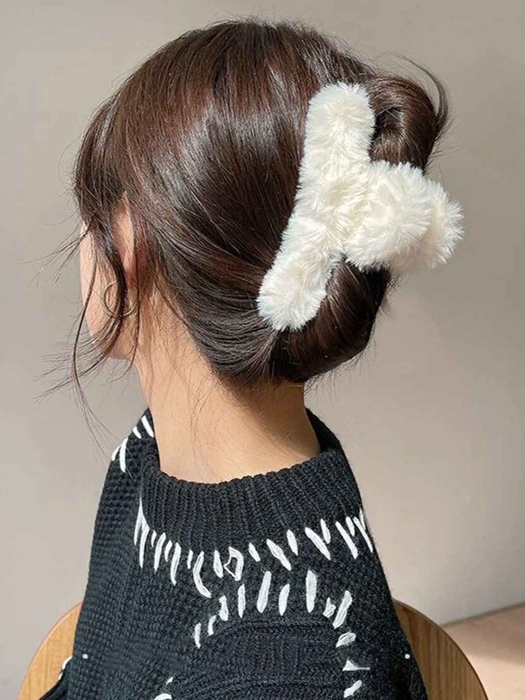 HANDBAG COLLECTION Women Set of 4 Plush Barrettes Fur Grip T Shape Claw Clip