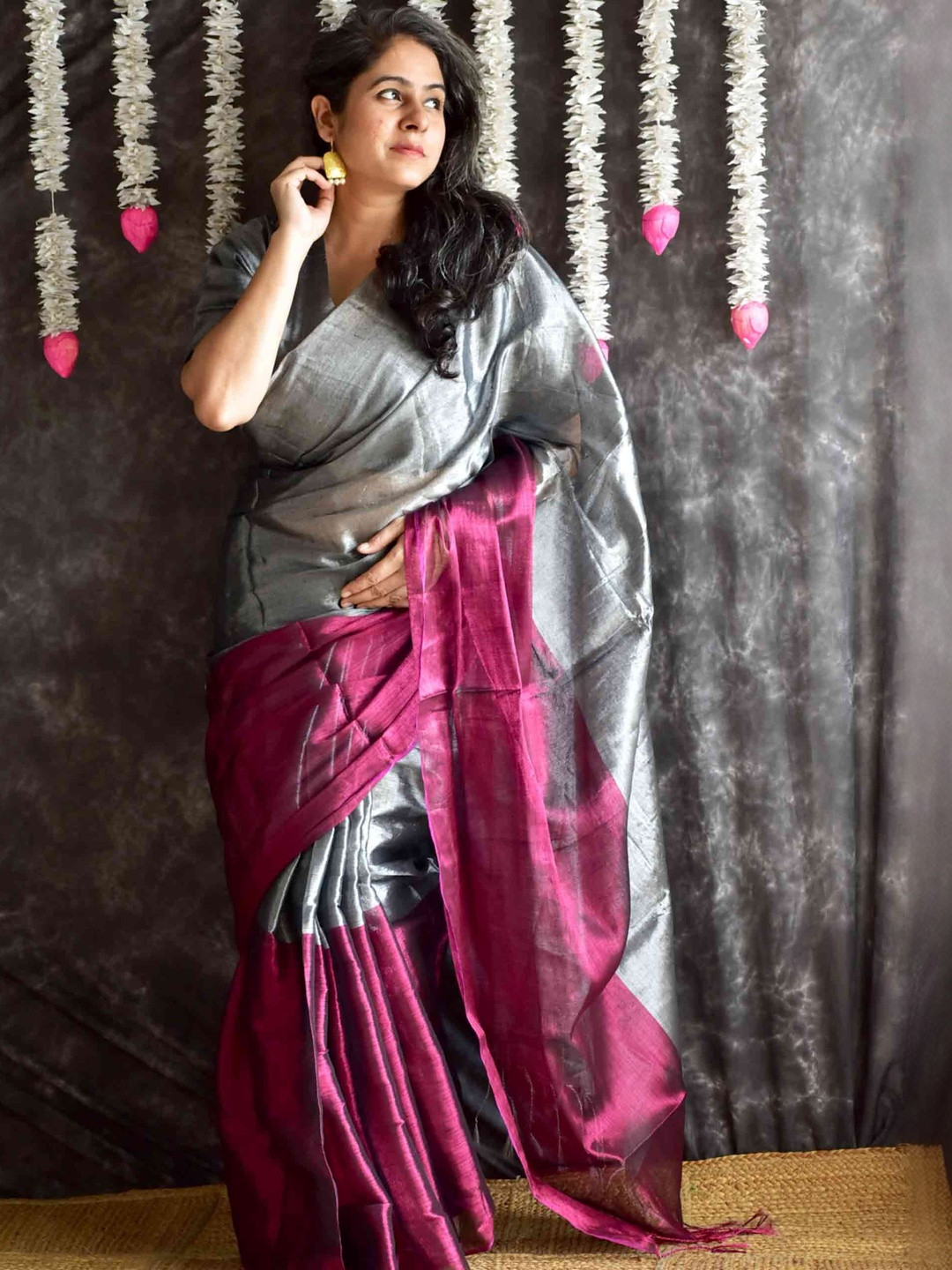 Sundarii Zarika Colourblocked Dual Shaded Tissue Saree With Unstitched Blouse Piece